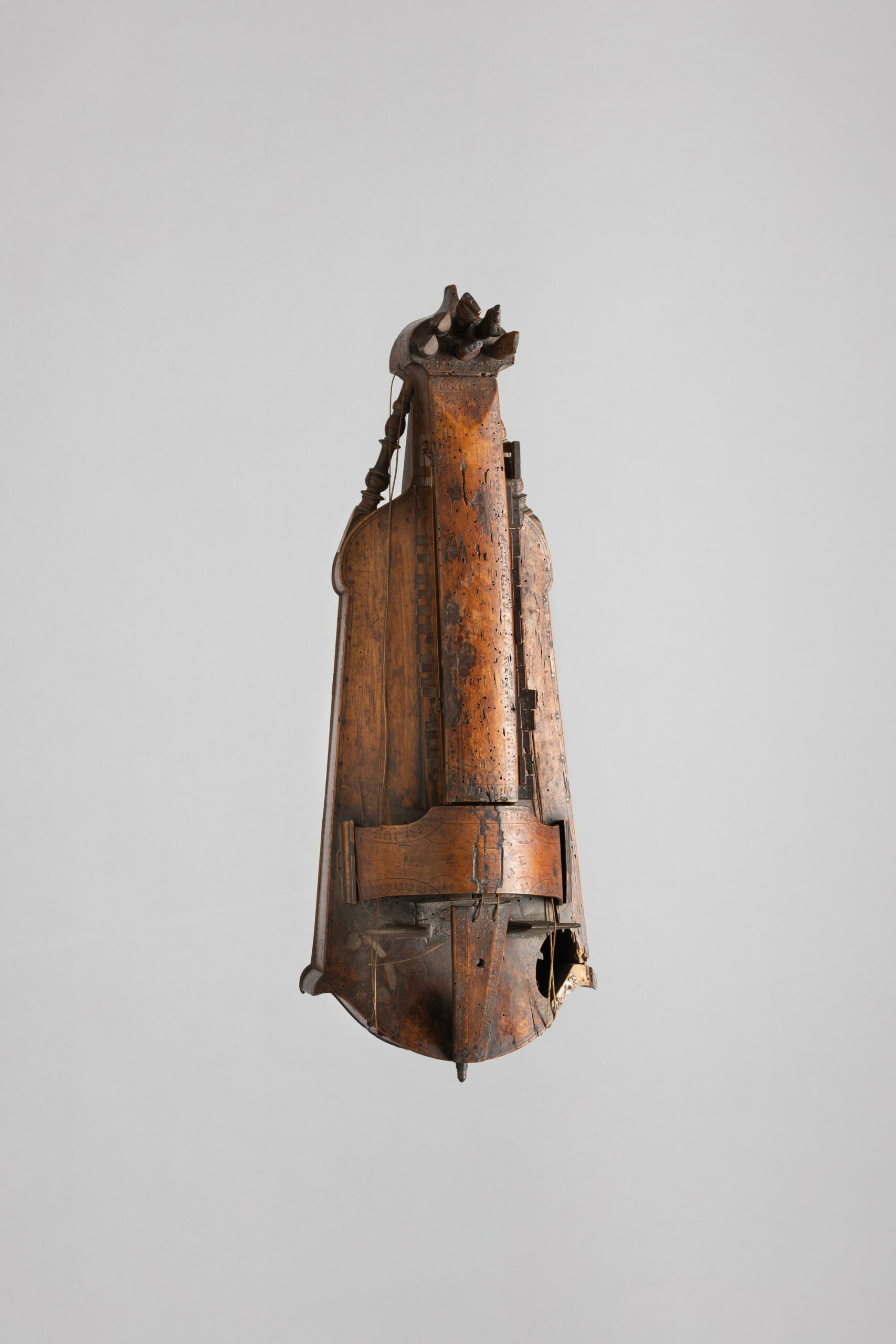 Vielle plate à colonnettes, probablement XVIIIème - Collection Calas Instrument mis en vente par Vichy Enchères le 5 novembre 2022 © C. Darbelet