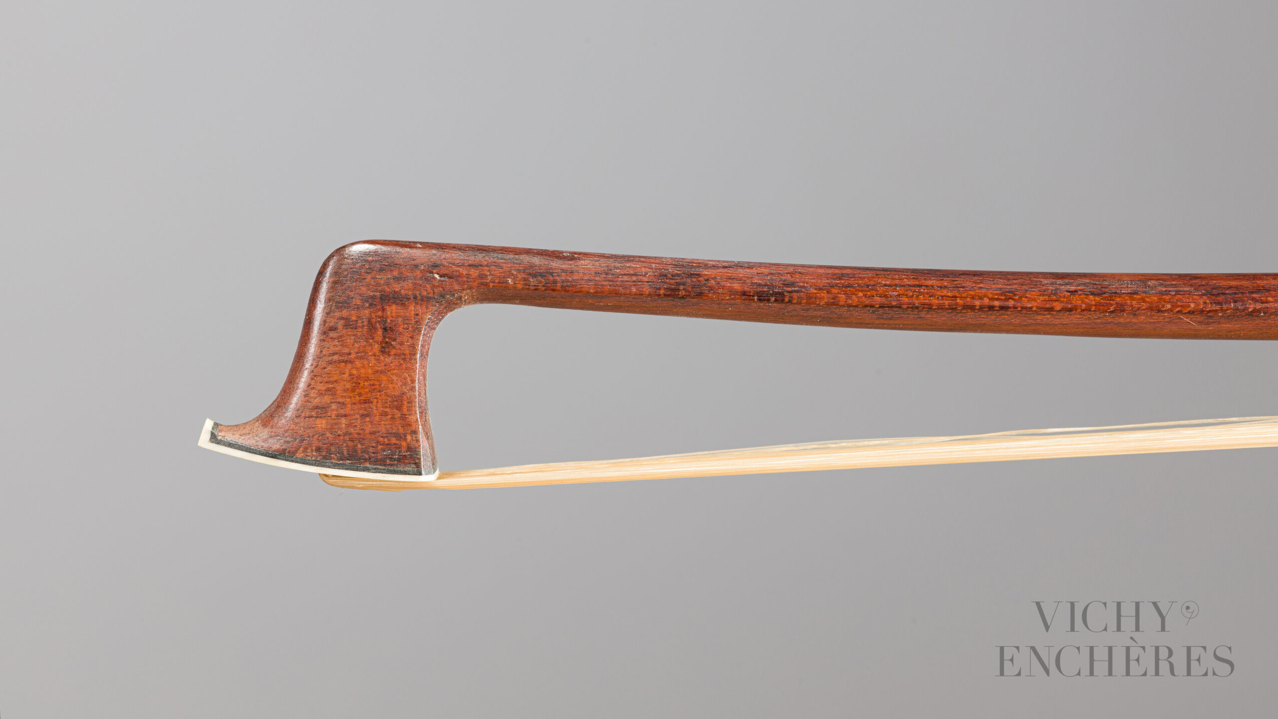 Baguette d'archet de violon de l'école de BAZIN Collection Jean Petitcolas Instrument mis en vente par Vichy Enchères le 30 novembre 2022 © C. Darbelet
