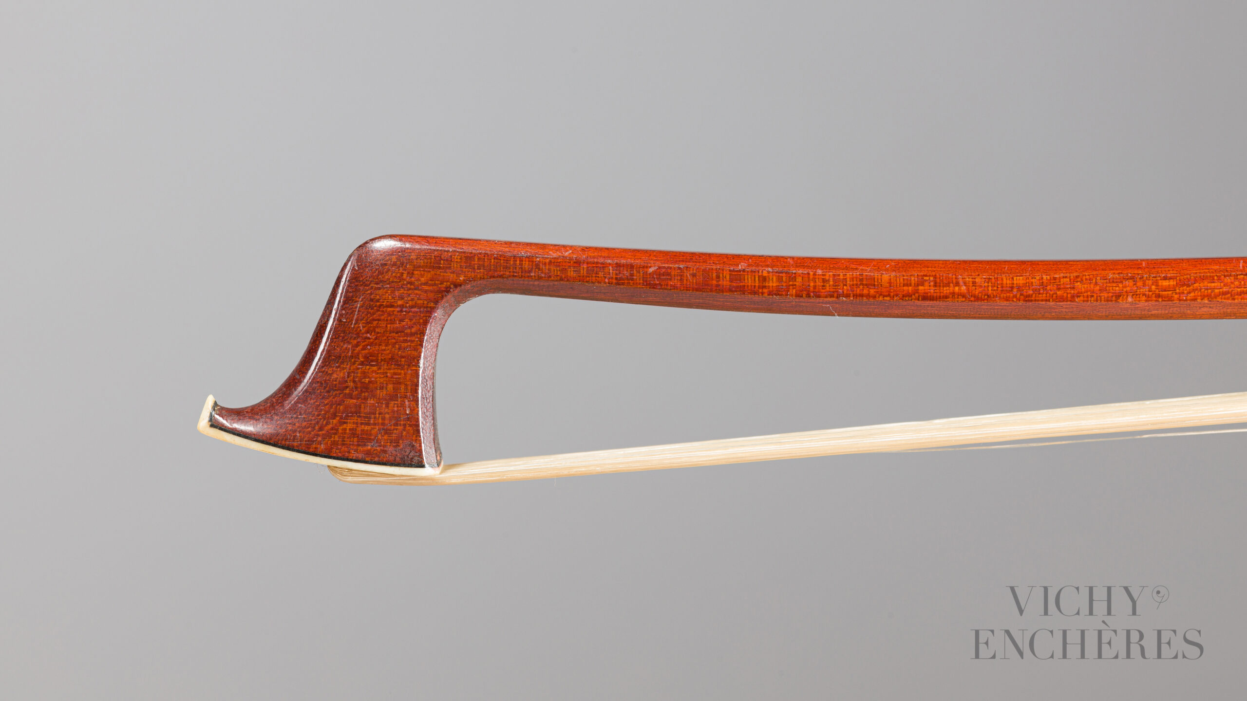 Baguette d'archet de violon de Pierre MALINE Collection Jean Petitcolas Instrument mis en vente par Vichy Enchères le 30 novembre 2022 © C. Darbelet