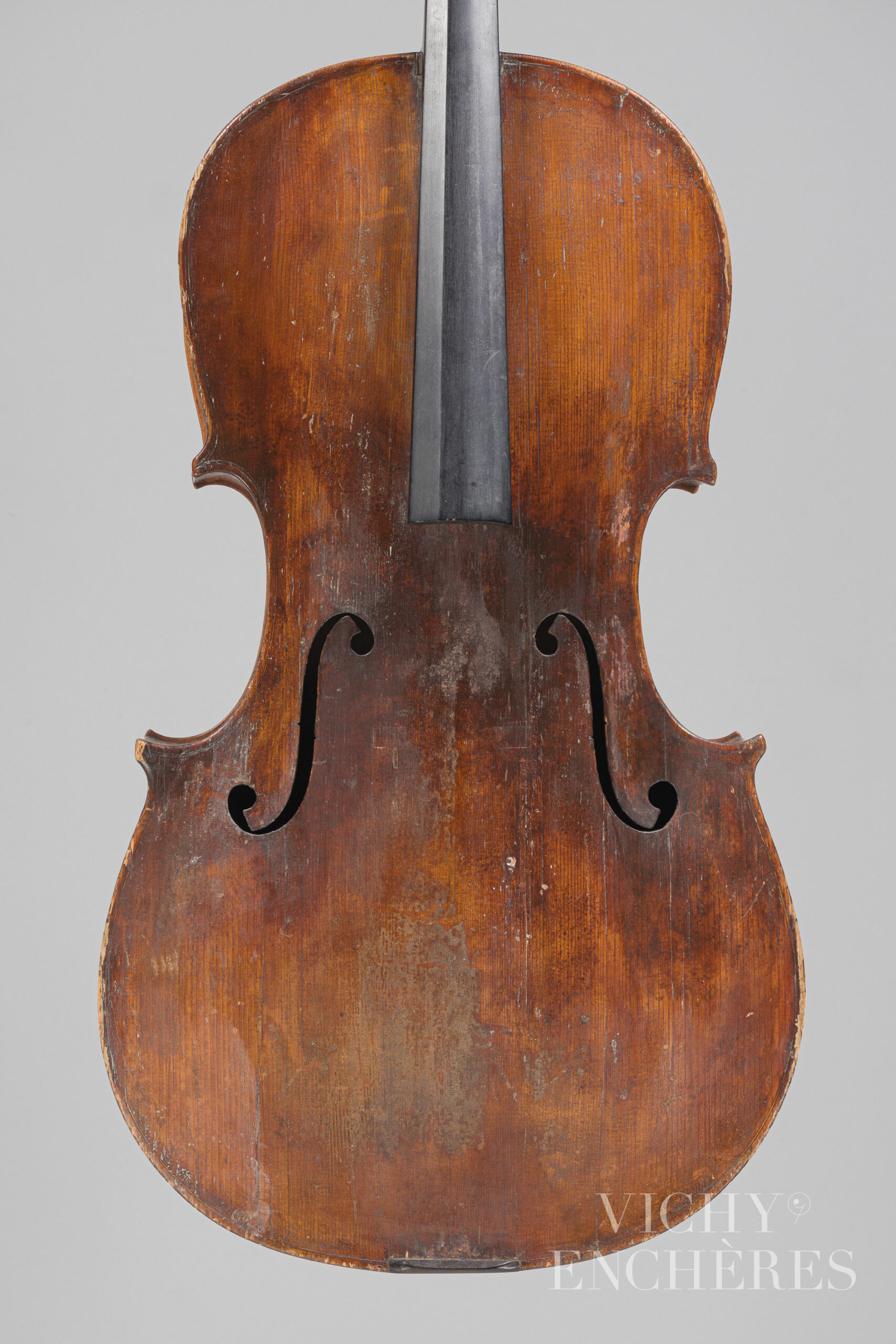 Violoncelle 3/4 d'Ambroise DECOMBLE Instrument mis en vente par Vichy Enchères le 1er décembre 2022 © Christophe Darbelet