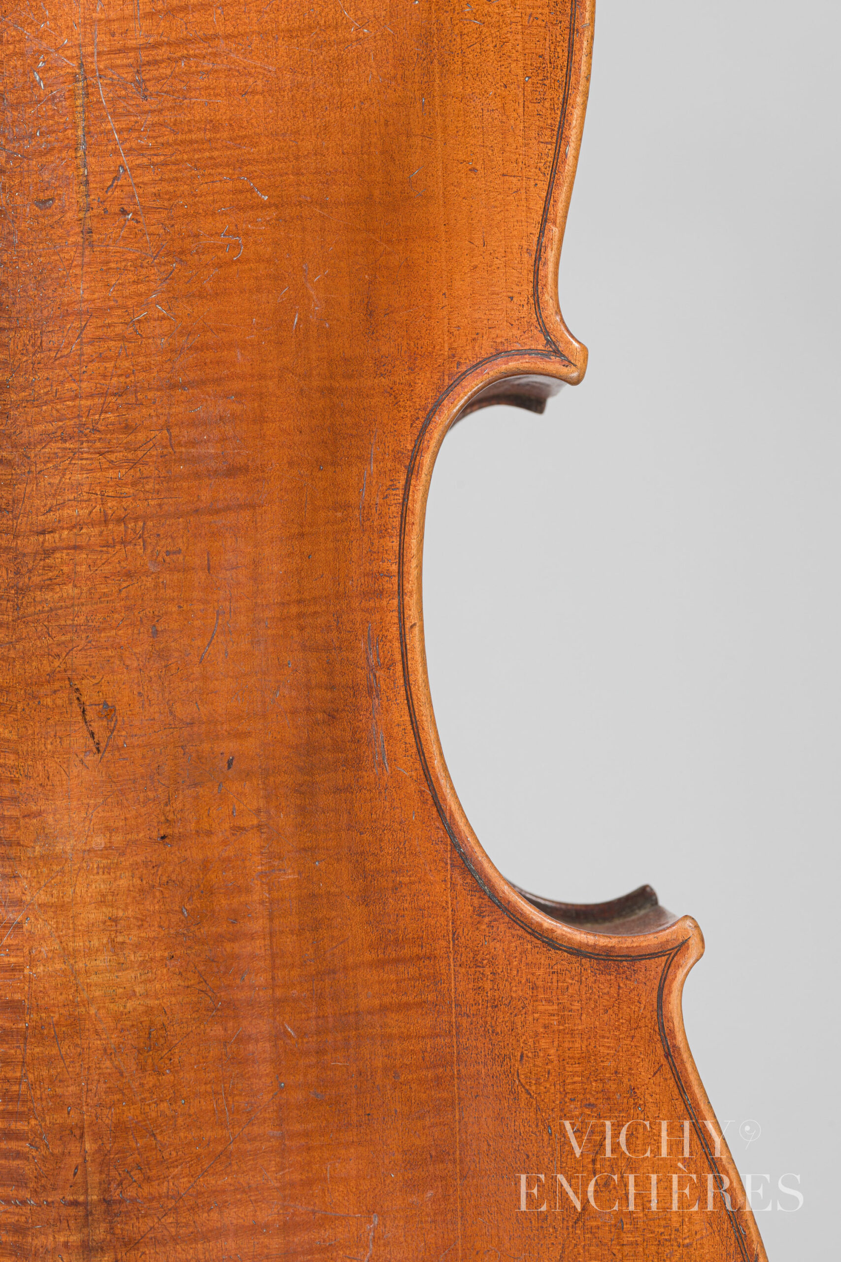 Violoncelle 3/4 d'Ambroise DECOMBLE Instrument mis en vente par Vichy Enchères le 1er décembre 2022 © Christophe Darbelet