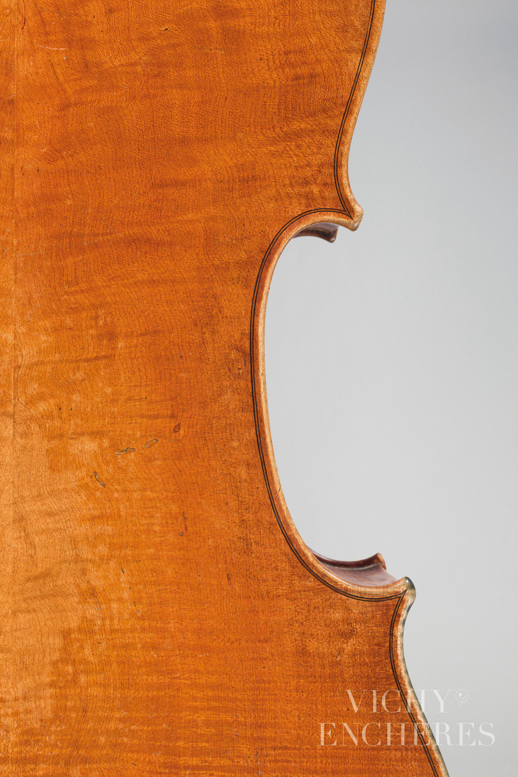 Violoncelle de Jean-Baptiste VUILLAUME Ex Jean-Michel Moulin Instrument mis en vente par Vichy Enchères le 1er décembre 2022 © Christophe Darbelet