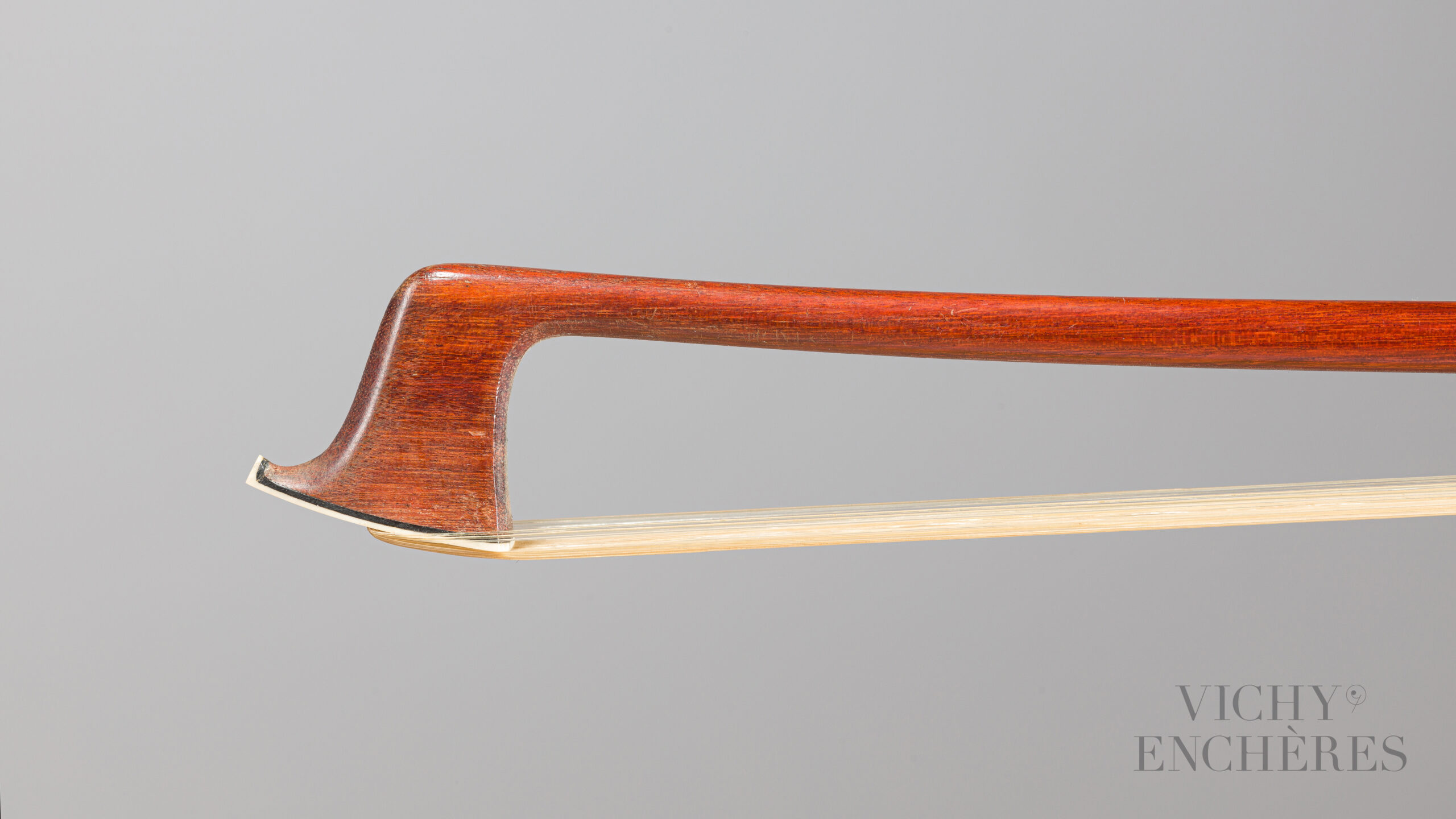 Archet de violon d'Eugène CUNIOT dit "CUNIOT-HURY" Collection Jean Petitcolas Instrument mis en vente par Vichy Enchères le 1er décembre 2022 © C. Darbelet