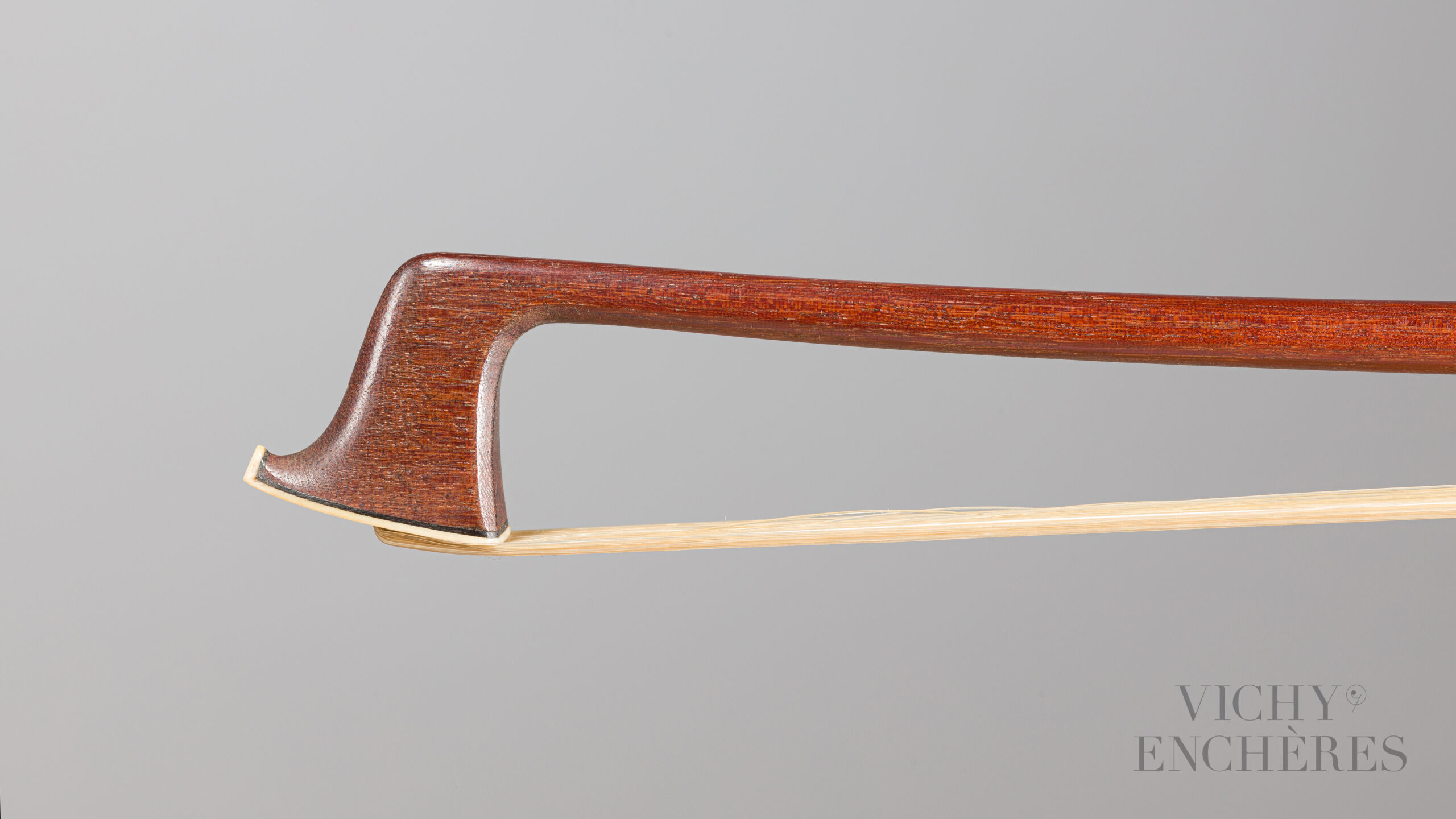 Archet de violon de Jean Joseph MARTIN Collection Jean Petitcolas Instrument mis en vente par Vichy Enchères le 1er décembre 2022 © C. Darbelet
