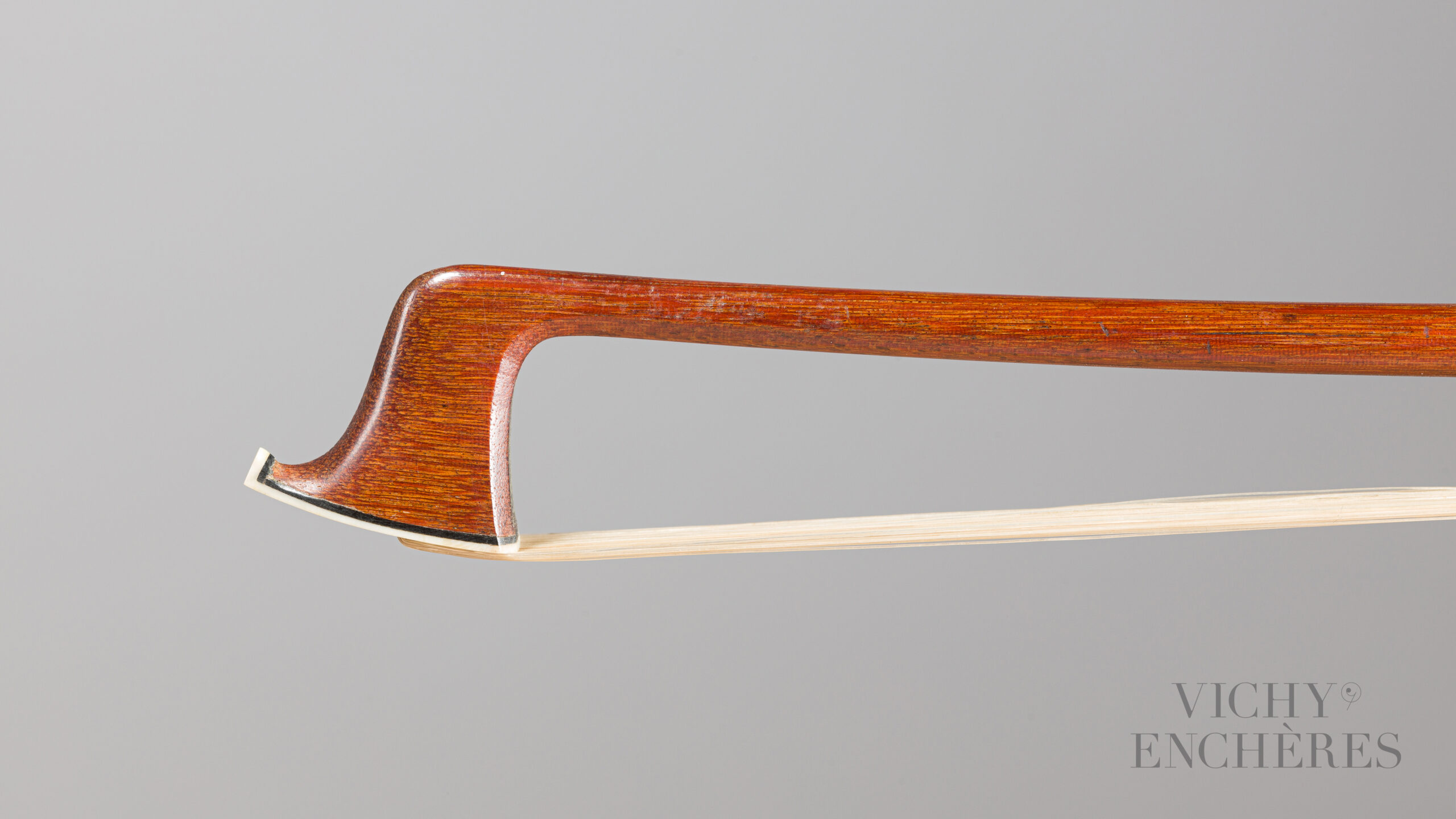 Baguette d'archet de violon de Claude THOMASSIN Collection Jean Petitcolas Instrument mis en vente par Vichy Enchères le 1er décembre 2022 © C. Darbelet