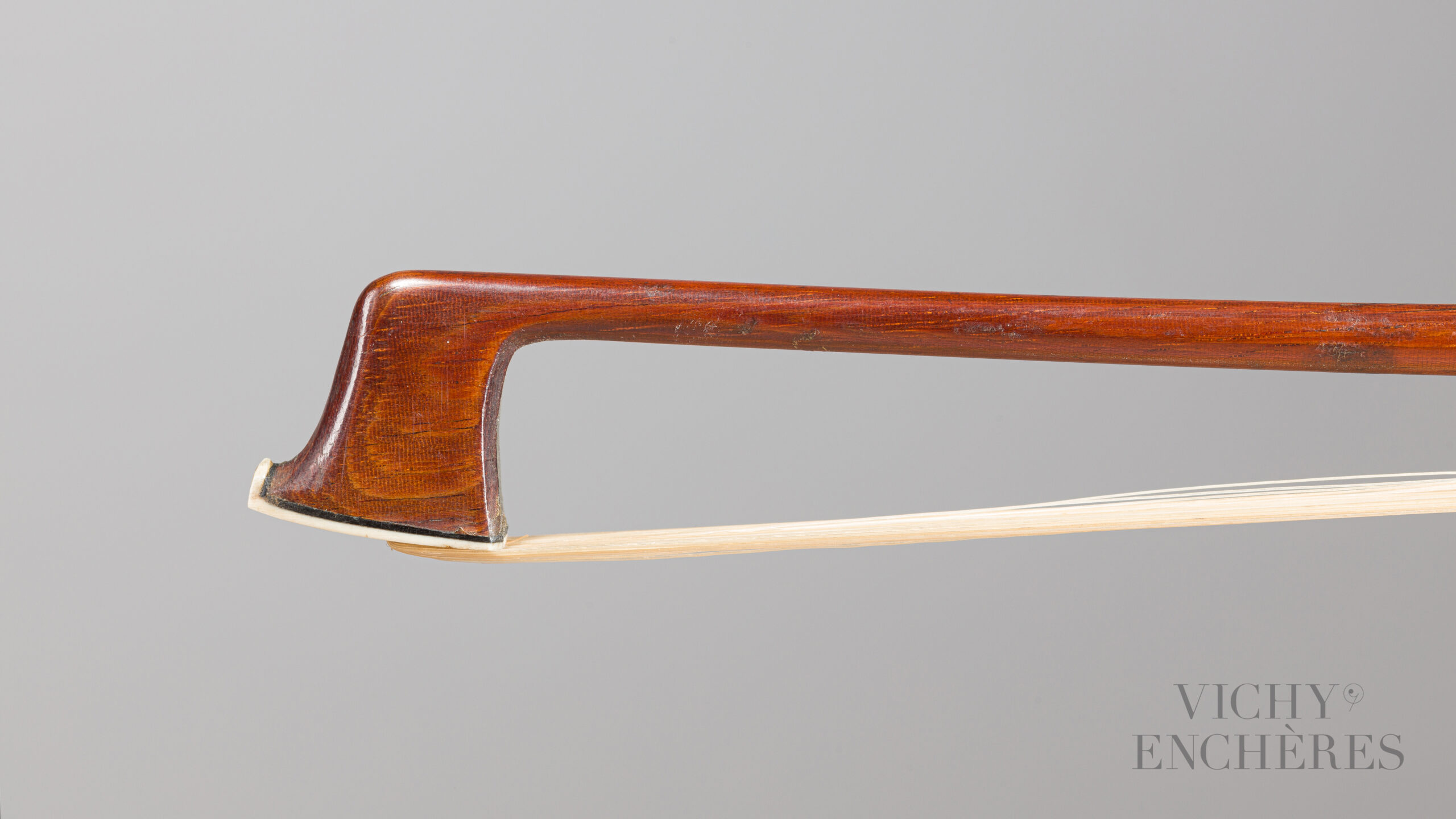 Baguette d'archet d'alto de l'école de PECCATTE Collection Jean Petitcolas Instrument mis en vente par Vichy Enchères le 1er décembre 2022 © C. Darbelet