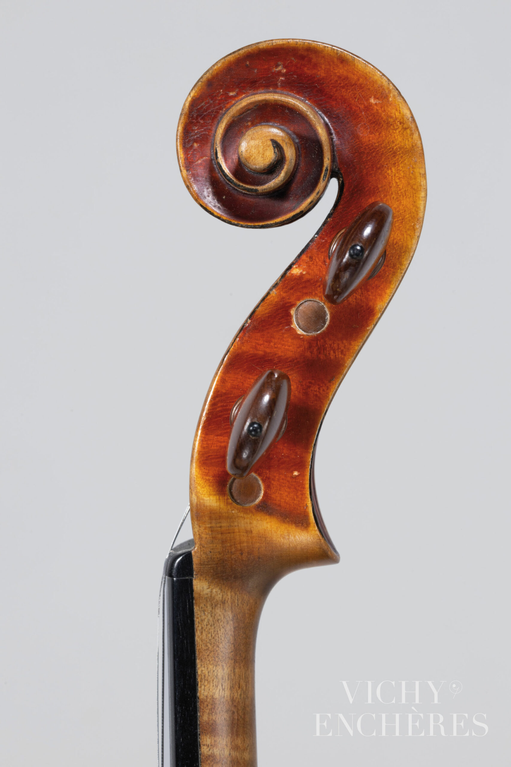 Violon d'Annibal FAGNOLA Instrument mis en vente par Vichy Enchères le 1er décembre 2022 © Christophe Darbelet