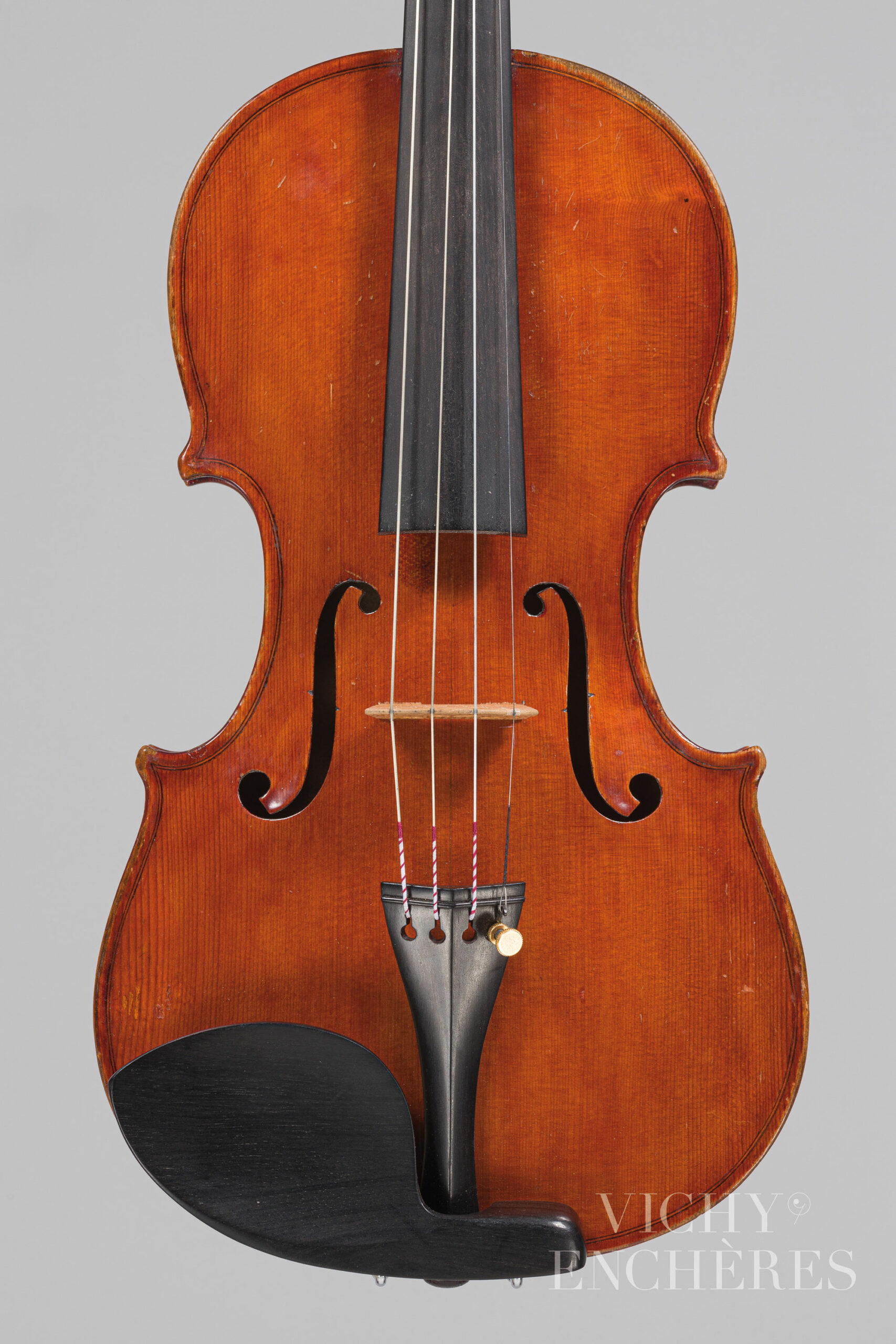 Violon de Vincenzo SANNINO Instrument mis en vente par Vichy Enchères le 1er décembre 2022 © Christophe Darbelet