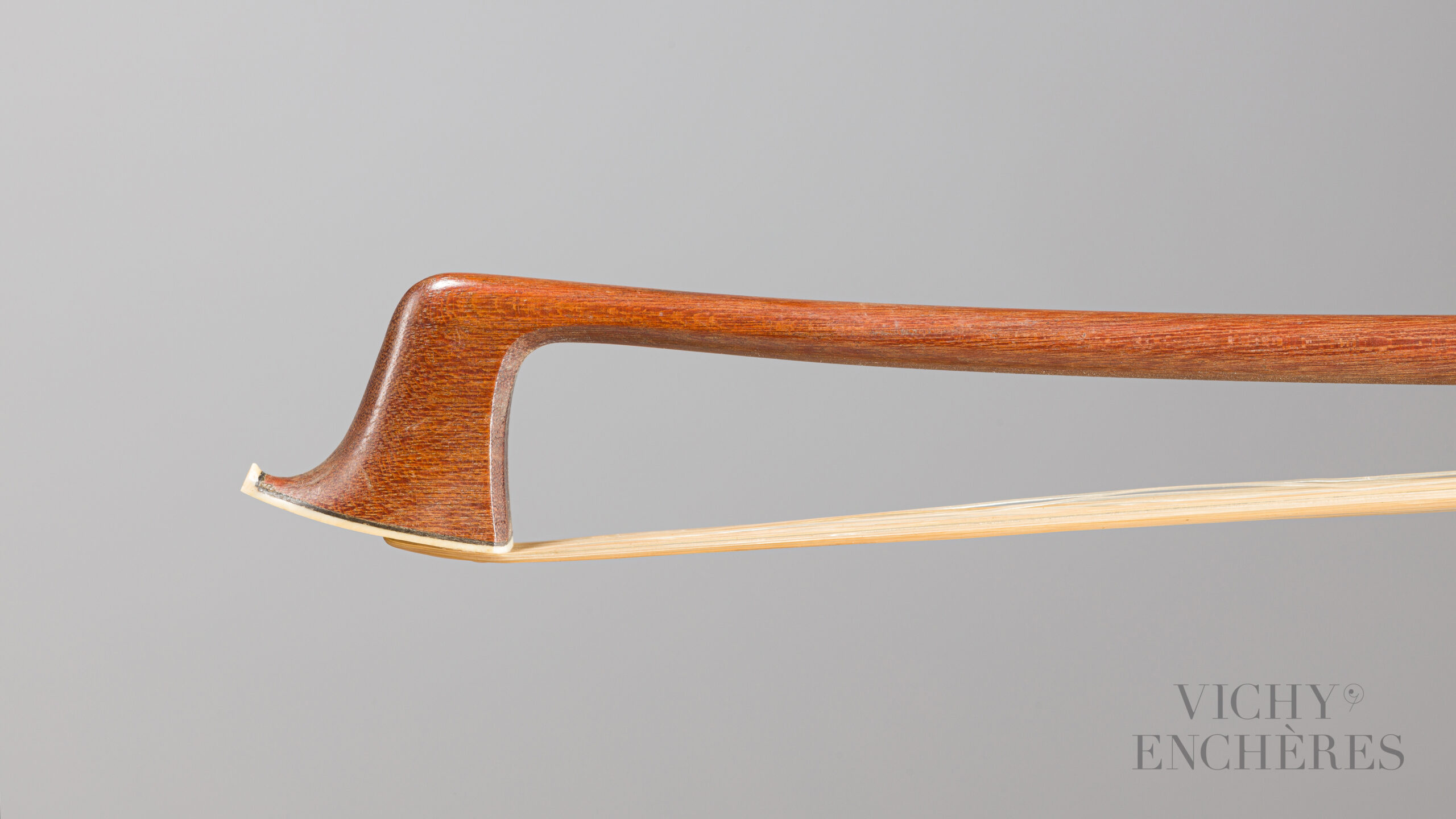 Baguette d'archet de violon de Louis MORIZOT Père Collection Jean Petitcolas Instrument mis en vente par Vichy Enchères le 1er décembre 2022 © C. Darbelet