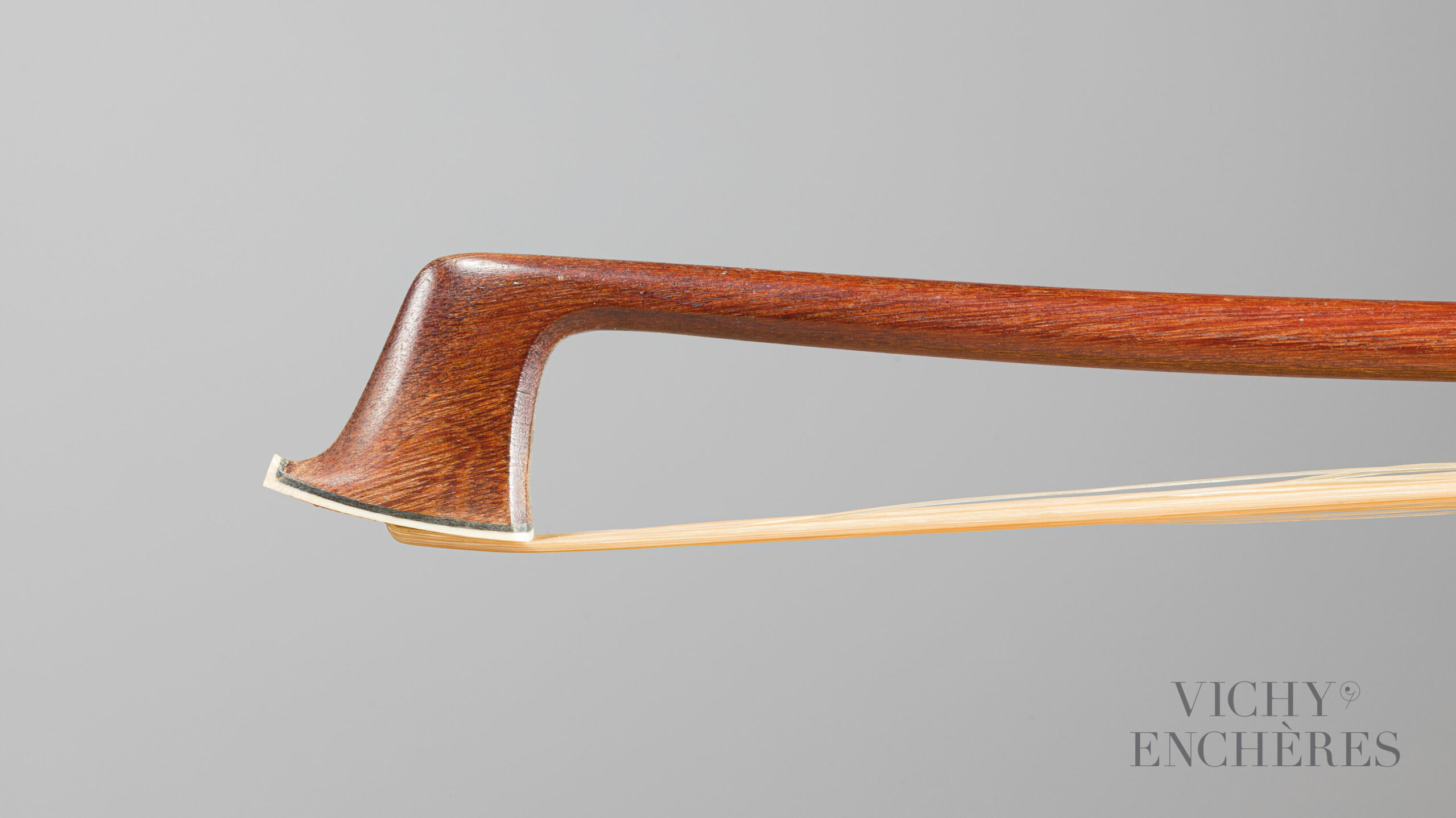 Archet de violon de François LUPOT II Instrument mis en vente par Vichy Enchères le 1er décembre 2022 © Christophe Darbelet