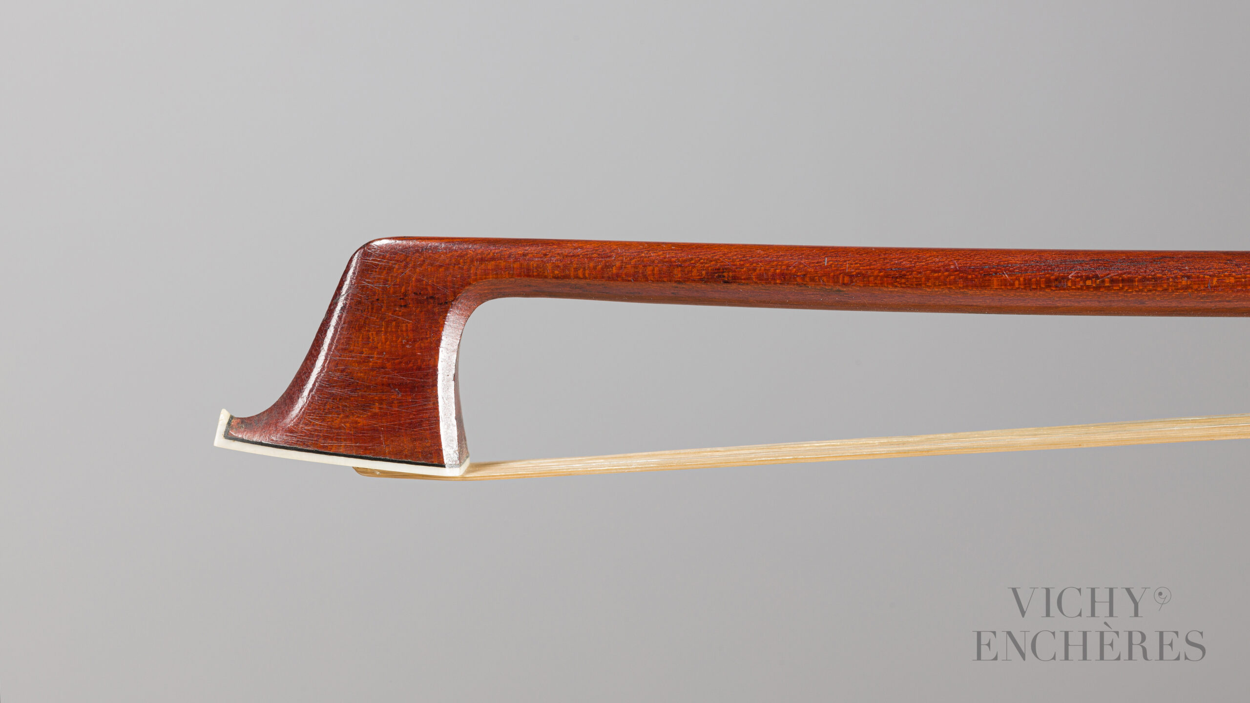 Baguette d'archet de violon de François PECCATTE Collection Jean Petitcolas Instrument mis en vente par Vichy Enchères le 1er décembre 2022 © C. Darbelet