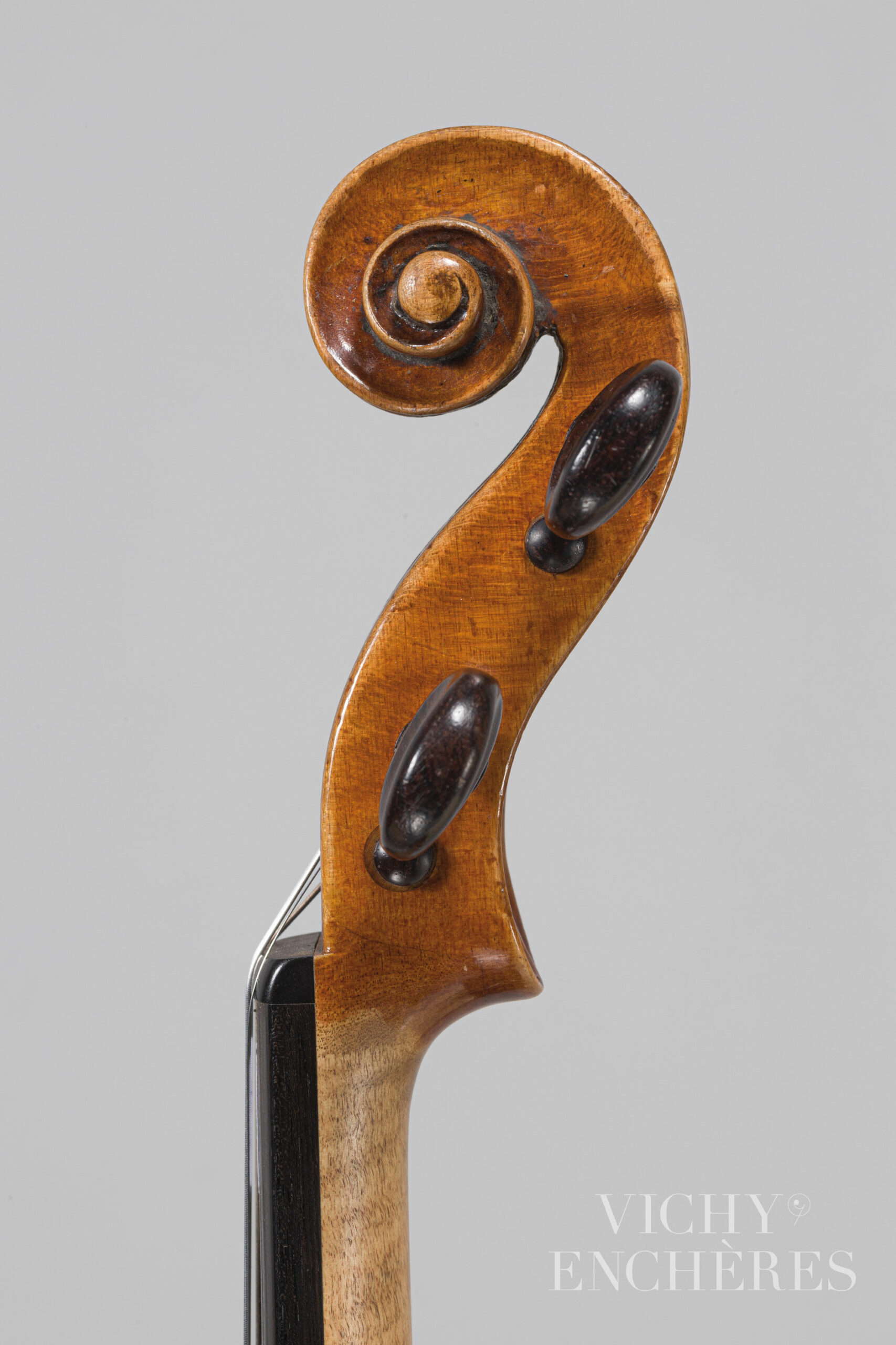 Violon de Giovanni Baptista GABRIELLI Instrument mis en vente par Vichy Enchères le 1er décembre 2022 © Christophe Darbelet