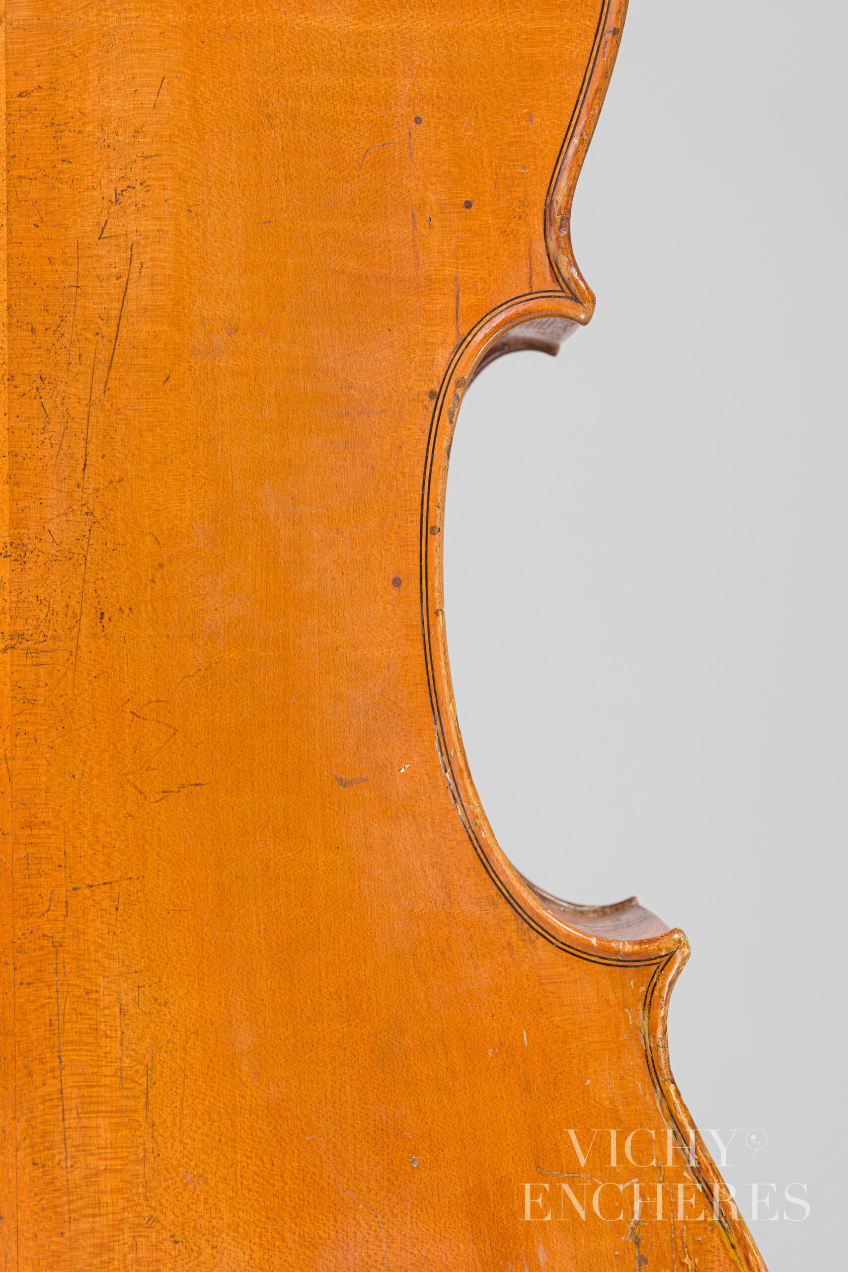 Violoncelle de Louis LAGETTO Instrument mis en vente par Vichy Enchères le 1er décembre 2022 © Christophe Darbelet