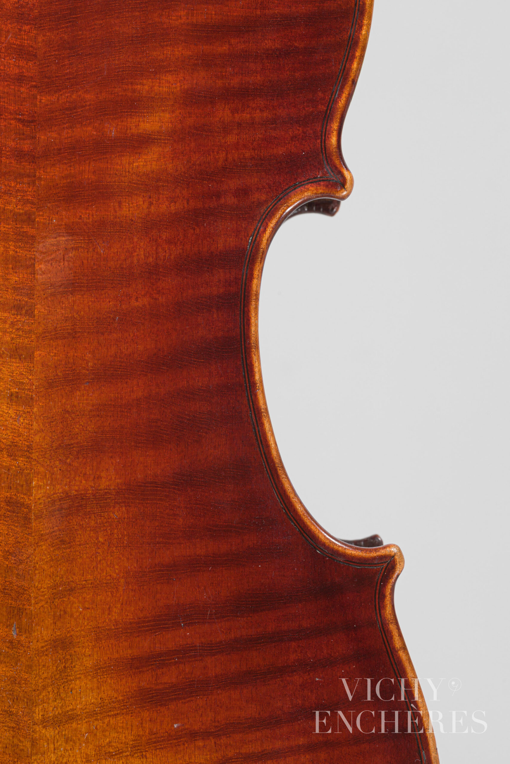 Violon de Sébastien BERNARDEL dit BERNARDEL Père Instrument mis en vente par Vichy Enchères le 1er décembre 2022 © Christophe Darbelet
