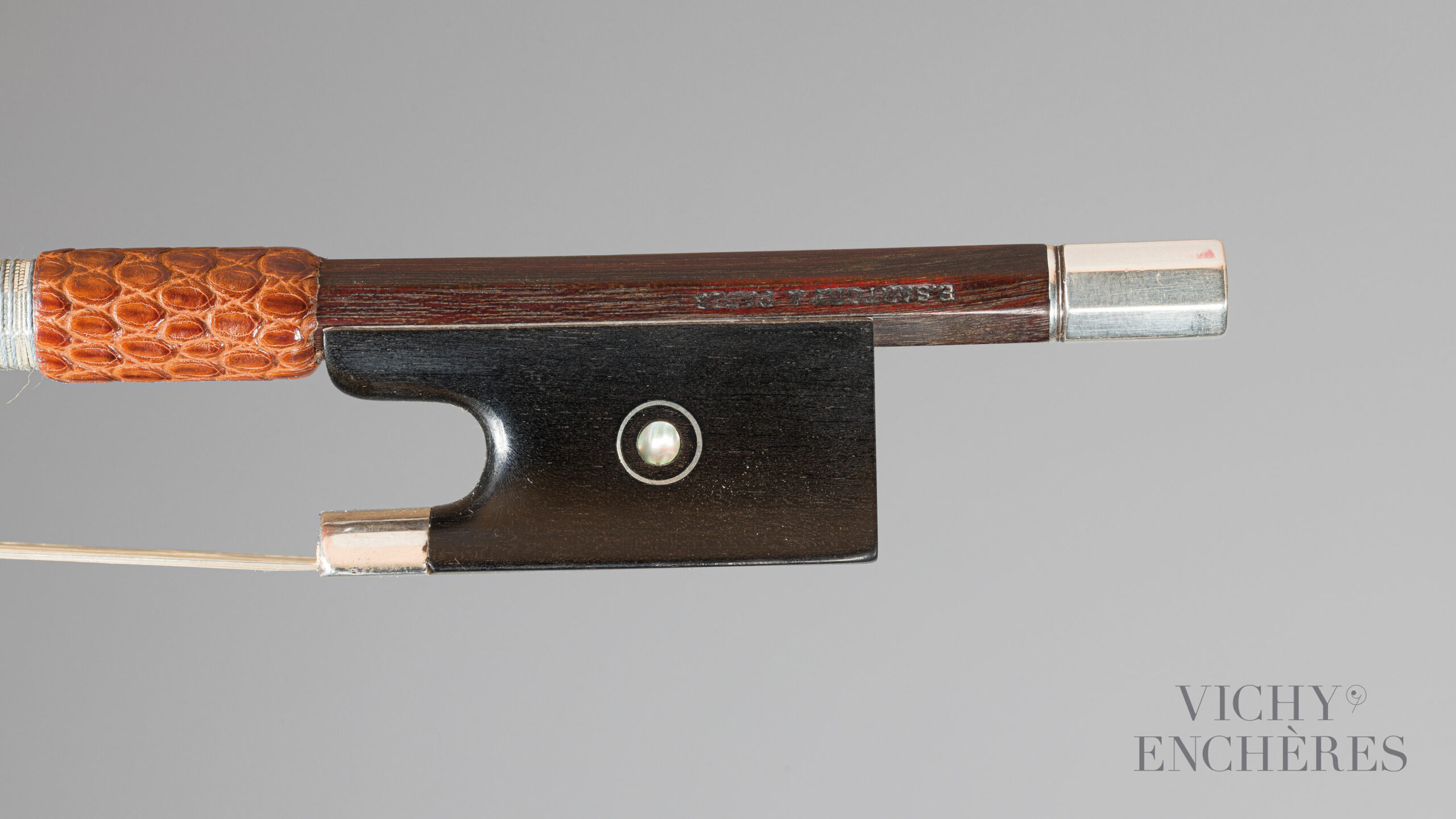 Archet de violon d'Eugène Nicolas SARTORY Instrument mis en vente par Vichy Enchères le 1er décembre 2022 © Christophe Darbelet