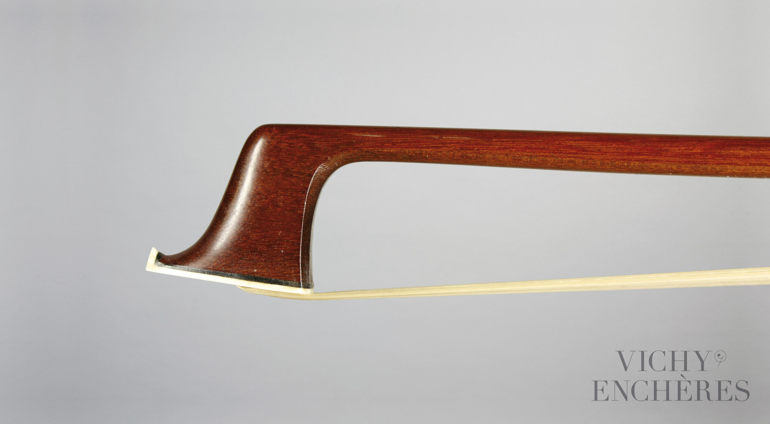 Archet de violon d’Etienne PAJEOT Instrument mis en vente par Vichy Enchères le 1er décembre 2022 © Christophe Darbelet