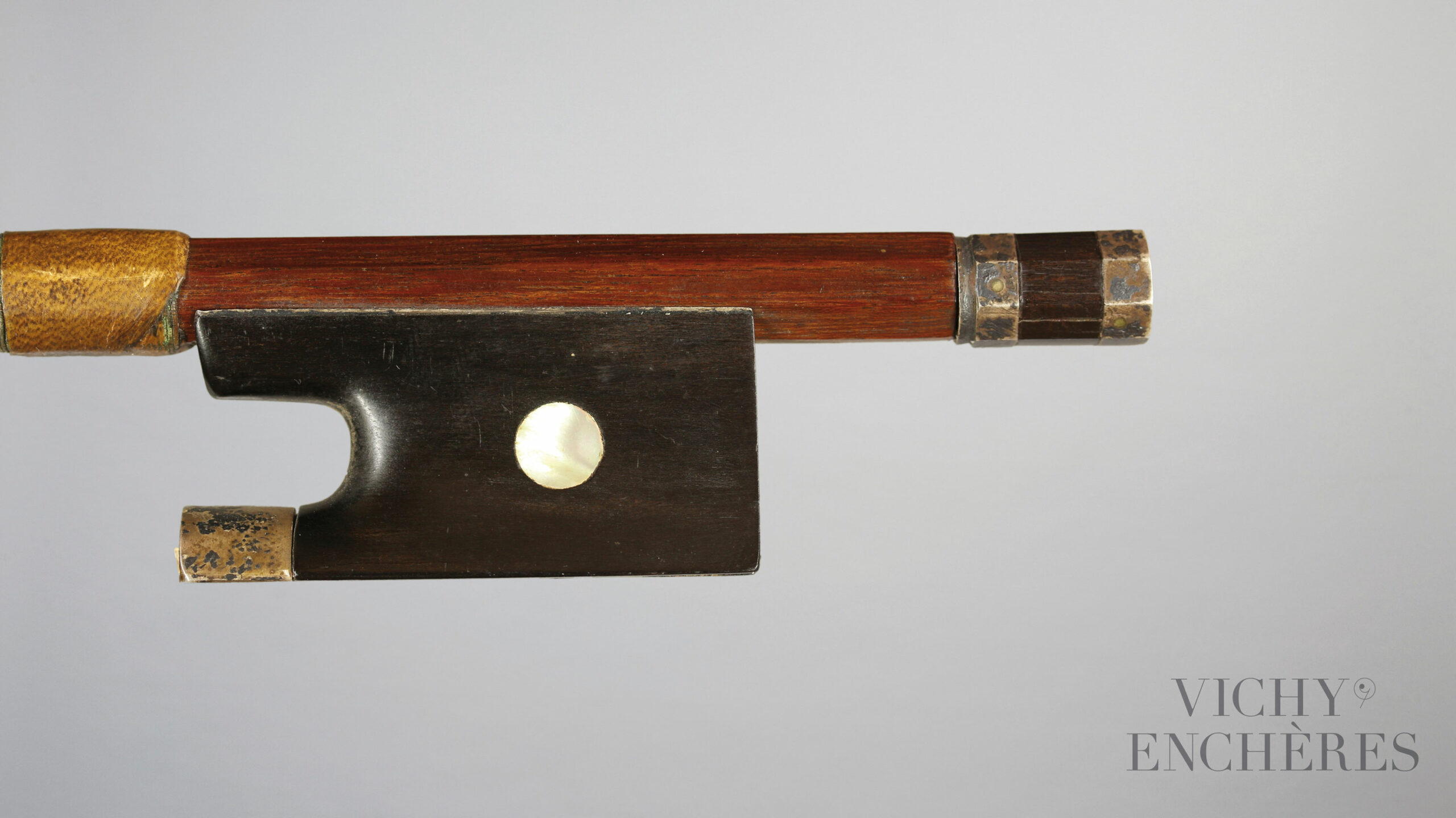 Archet de violon de Pierre SIMON Instrument mis en vente par Vichy Enchères le 1er décembre 2022 © Christophe Darbelet