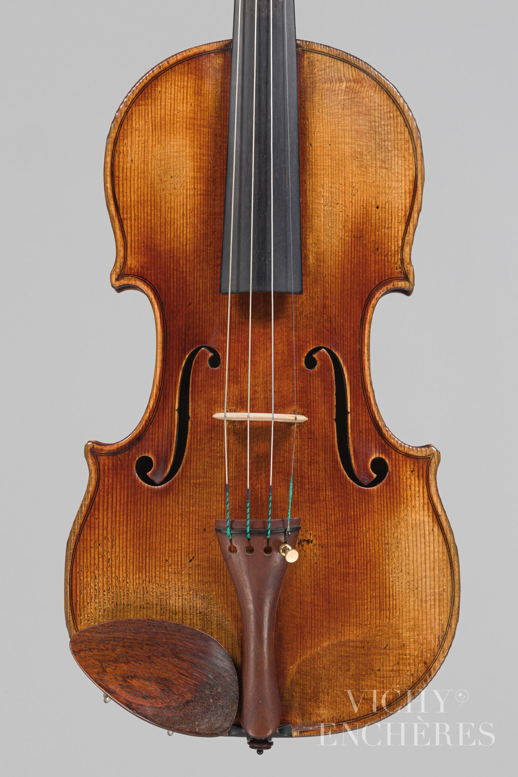 Violon de Claude Augustin MIREMONT Instrument mis en vente par Vichy Enchères le 1er décembre 2022 © Christophe Darbelet