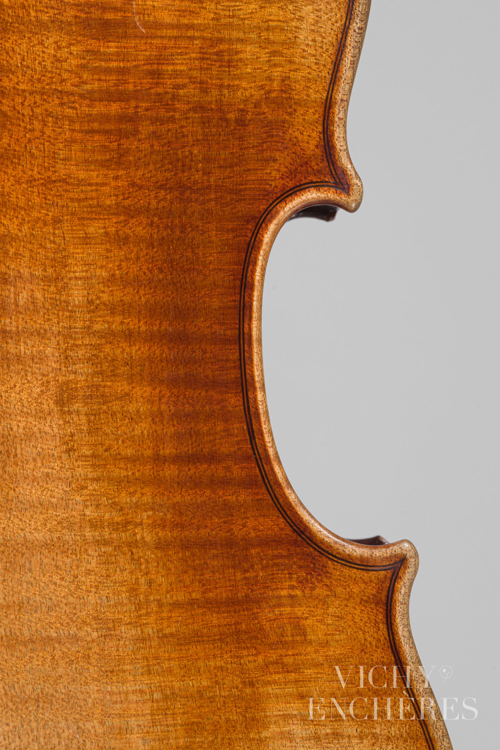 Violon de Claude Augustin MIREMONT Instrument mis en vente par Vichy Enchères le 1er décembre 2022 © Christophe Darbelet