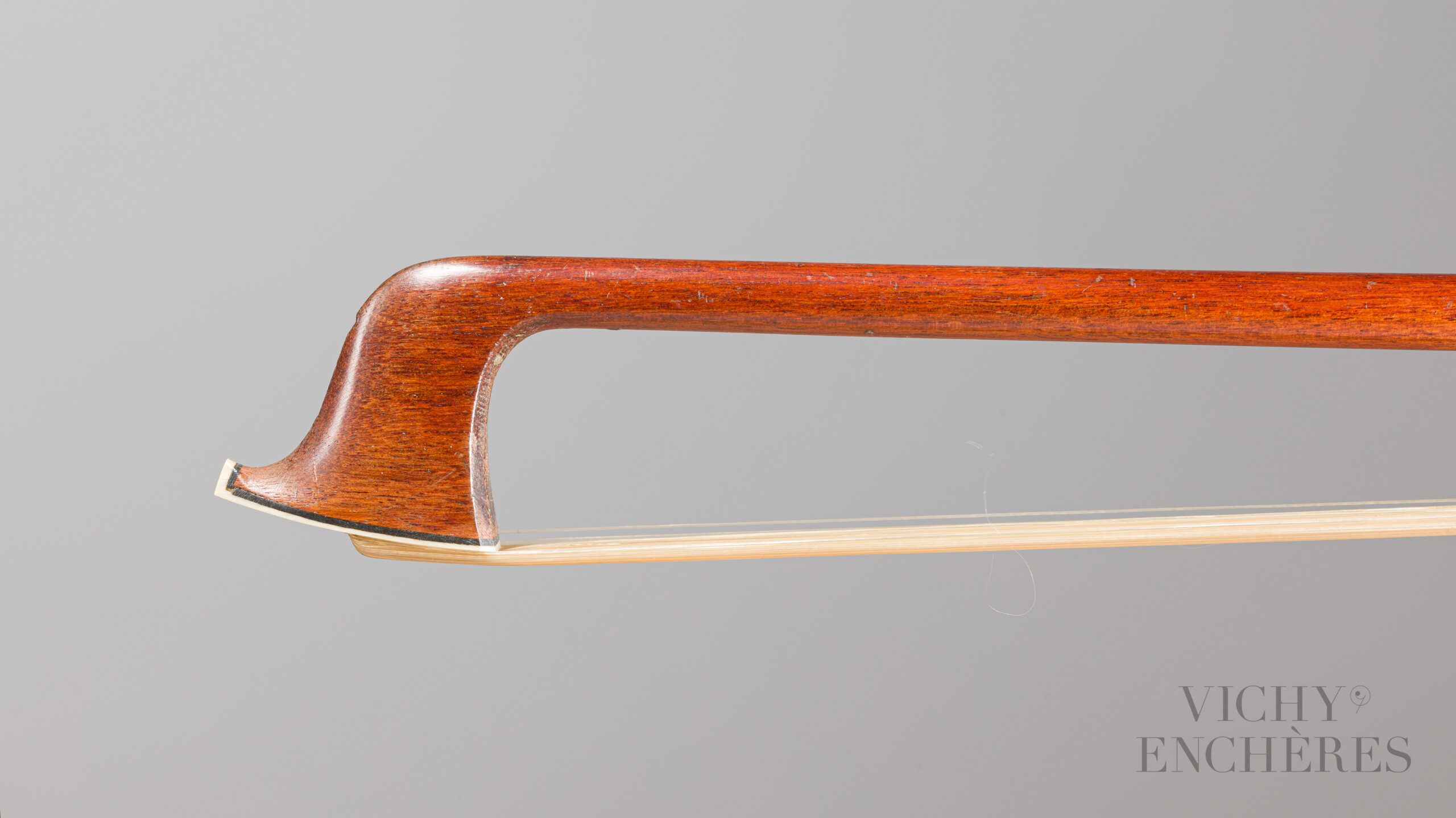 Archet de violon de Jean Joseph MARTIN Collection Jean Petitcolas Instrument mis en vente par Vichy Enchères le 1er décembre 2022 © C. Darbelet