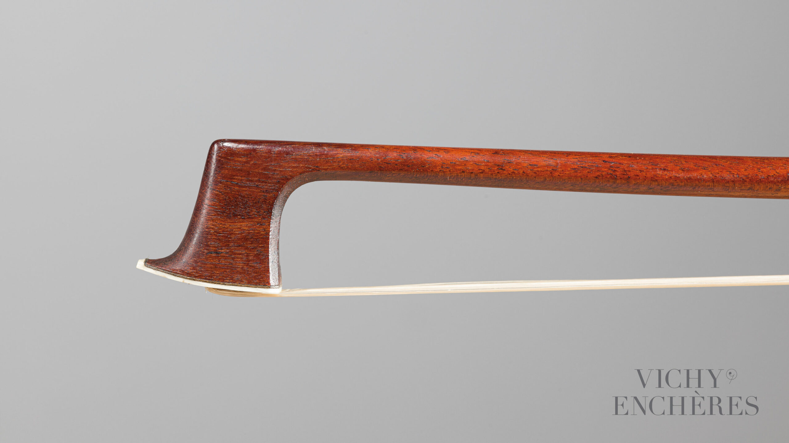 Archet de violon de Nicolas Rémy MAIRE Instrument mis en vente par Vichy Enchères le 1er décembre 2022 © Christophe Darbelet