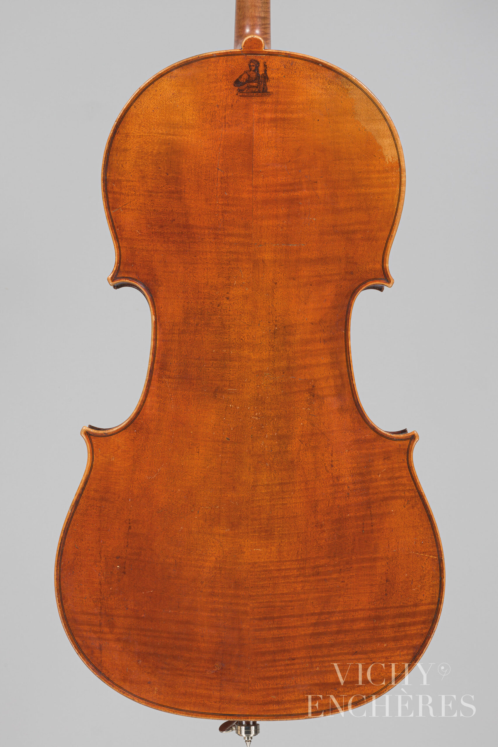 Violoncelle 1/2 de Nicolas VUILLAUME Instrument mis en vente par Vichy Enchères le 1er décembre 2022 © Christophe Darbelet