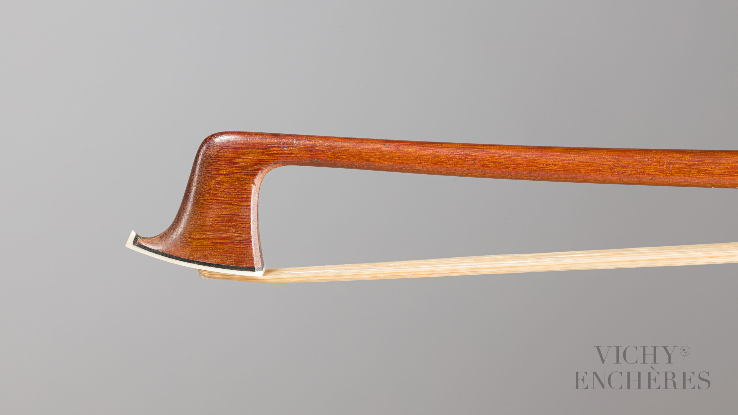 Baguette d'archet de violon de Claude THOMASSIN Collection Jean Petitcolas Instrument mis en vente par Vichy Enchères le 1er décembre 2022 © C. Darbelet