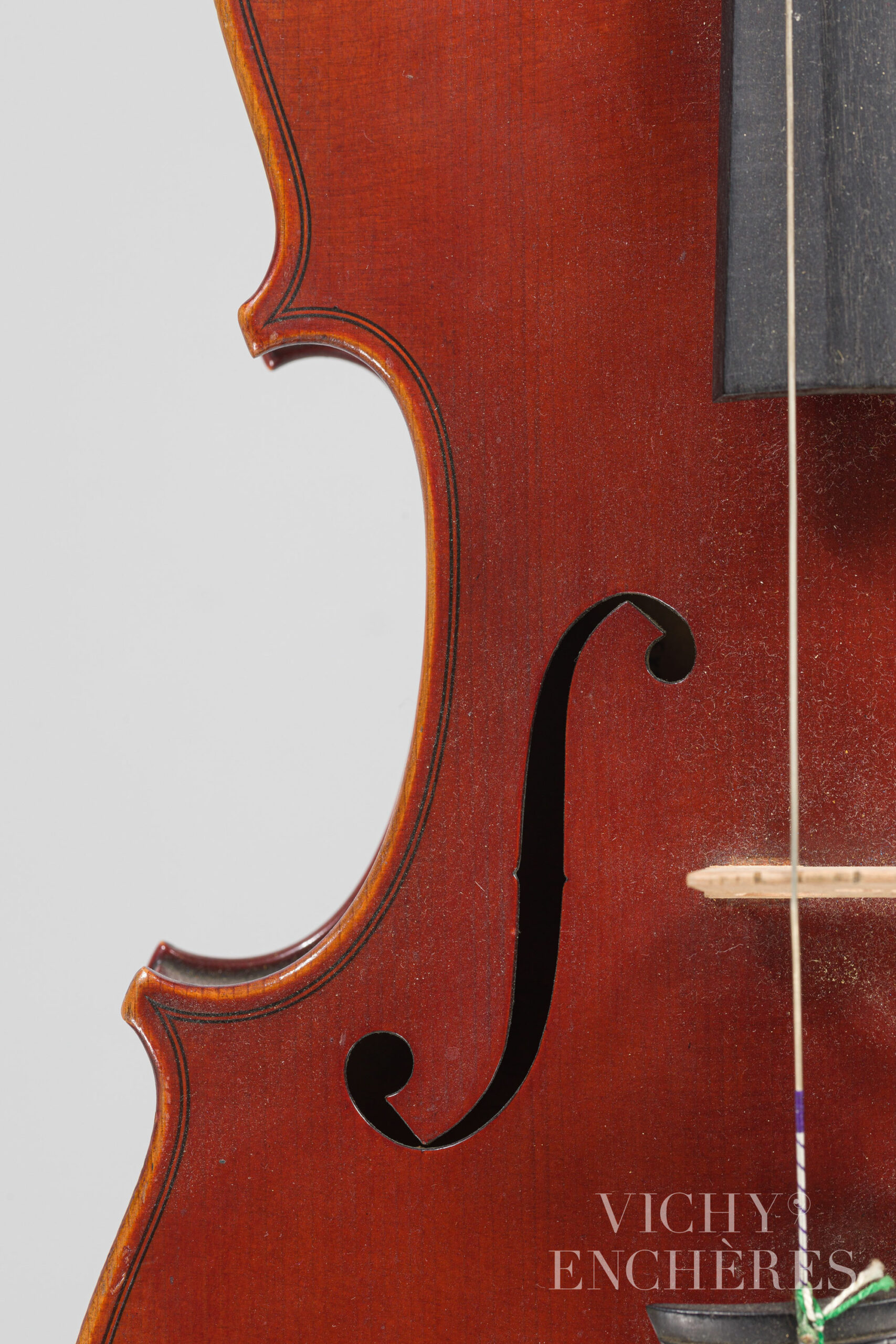 Alto de Joseph HEL Instrument mis en vente par Vichy Enchères le 1er décembre 2022 © Christophe Darbelet