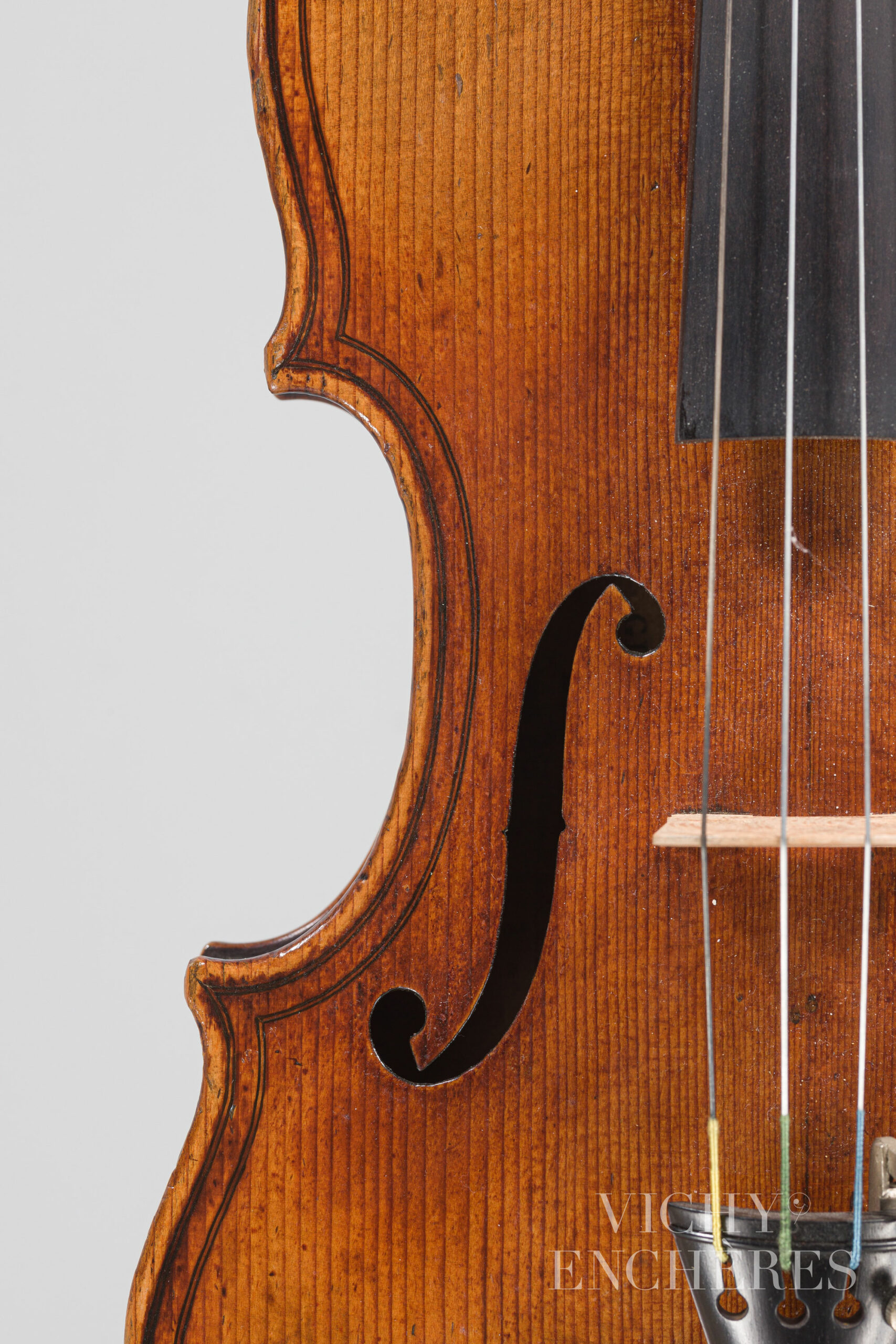 Violon de Sébastien BERNARDEL dit BERNARDEL Père Instrument mis en vente par Vichy Enchères le 1er décembre 2022 © Christophe Darbelet