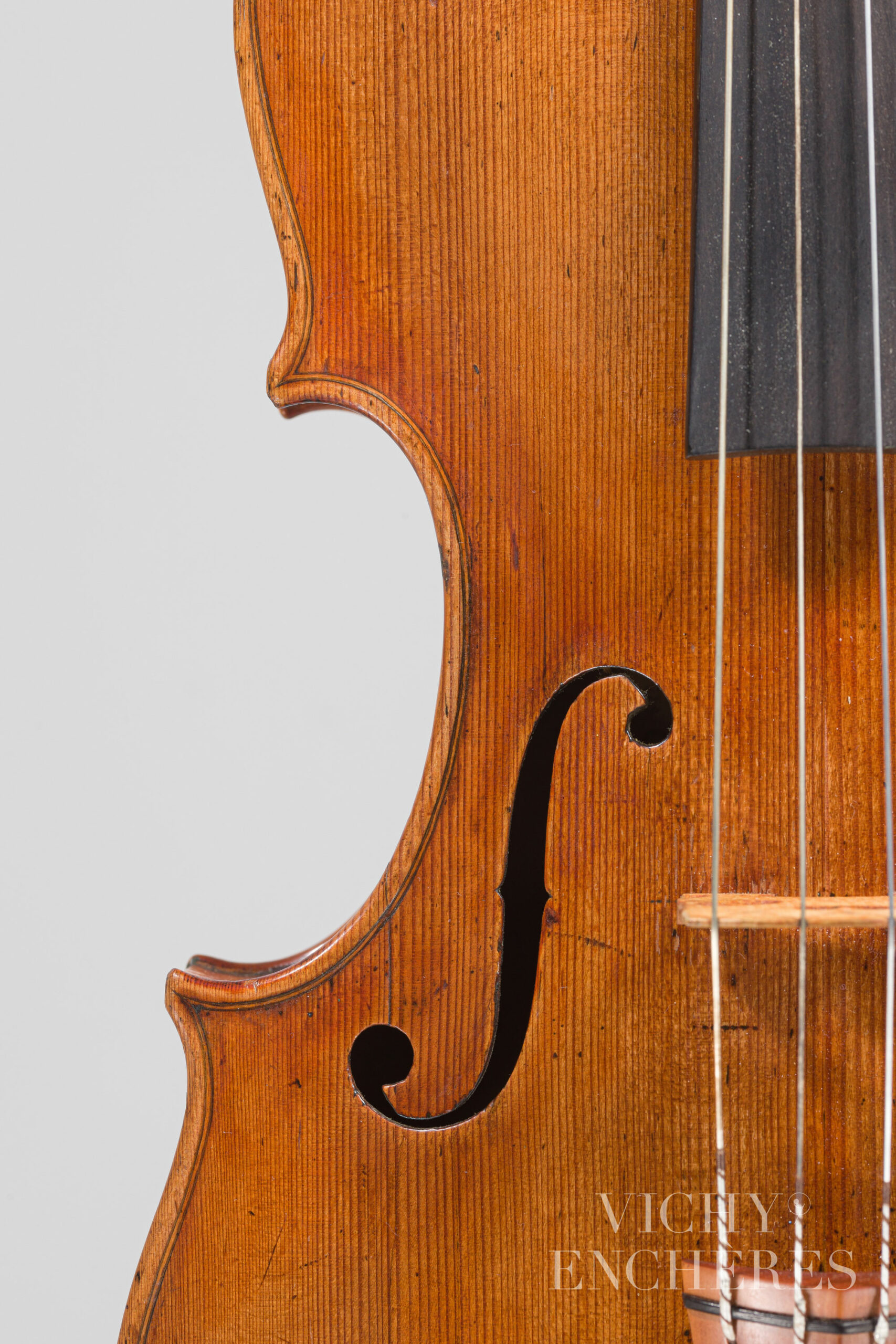 Violon de Louis GUERSAN Instrument mis en vente par Vichy Enchères le 1er décembre 2022 © Christophe Darbelet