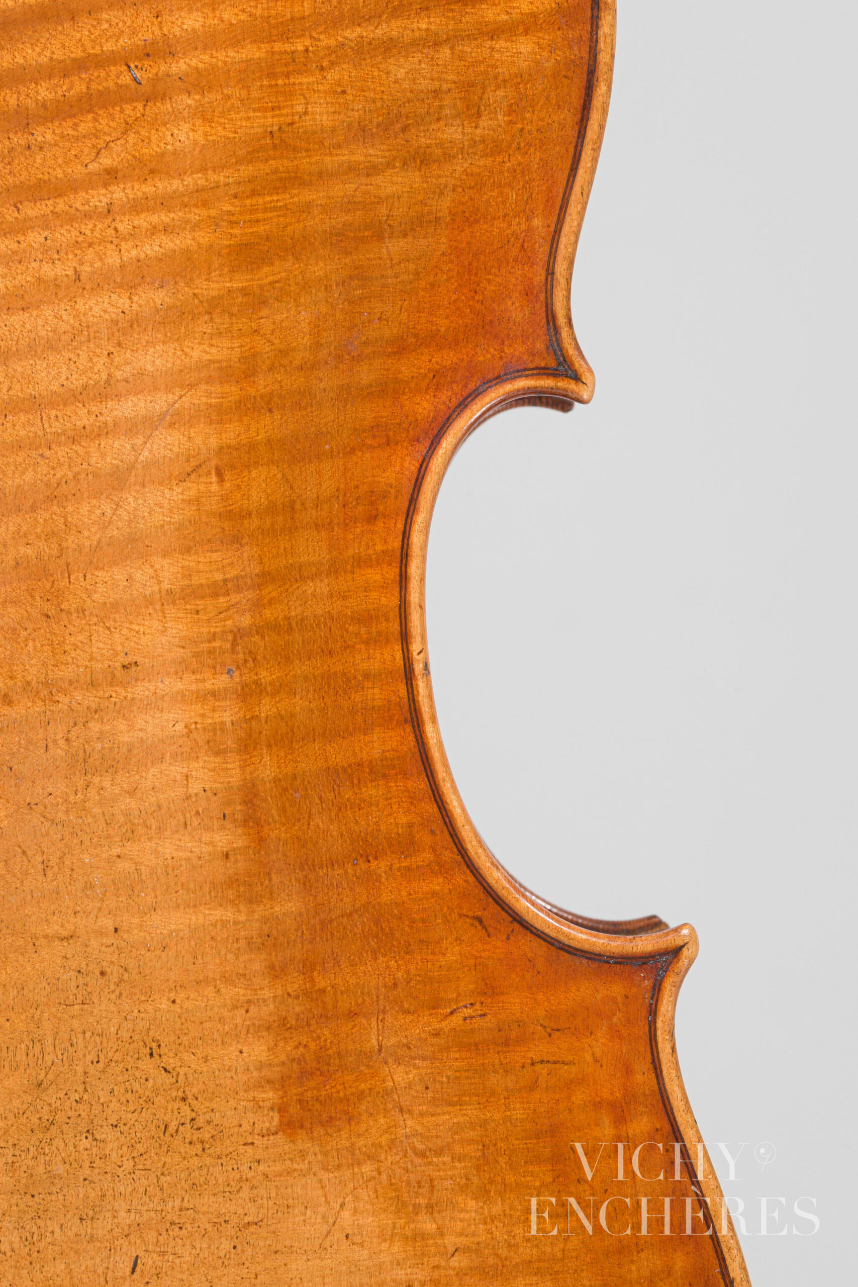 Violon de Louis GUERSAN Instrument mis en vente par Vichy Enchères le 1er décembre 2022 © Christophe Darbelet