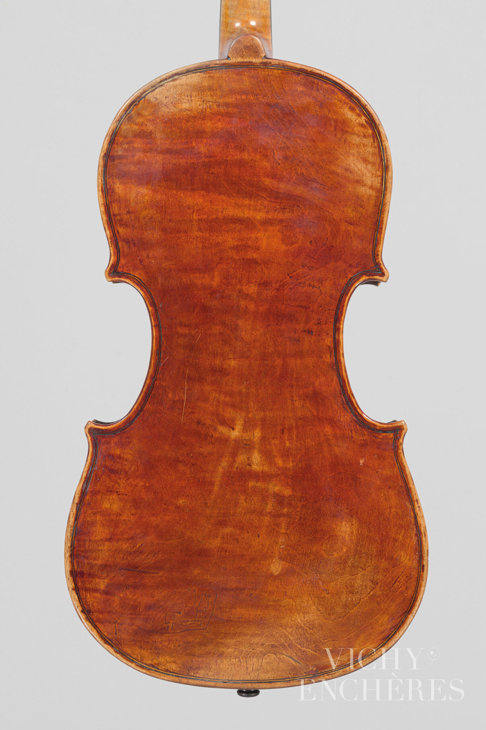 Violon de Stefano SCARAMPELLA Instrument mis en vente par Vichy Enchères le 1er décembre 2022 © Christophe Darbelet