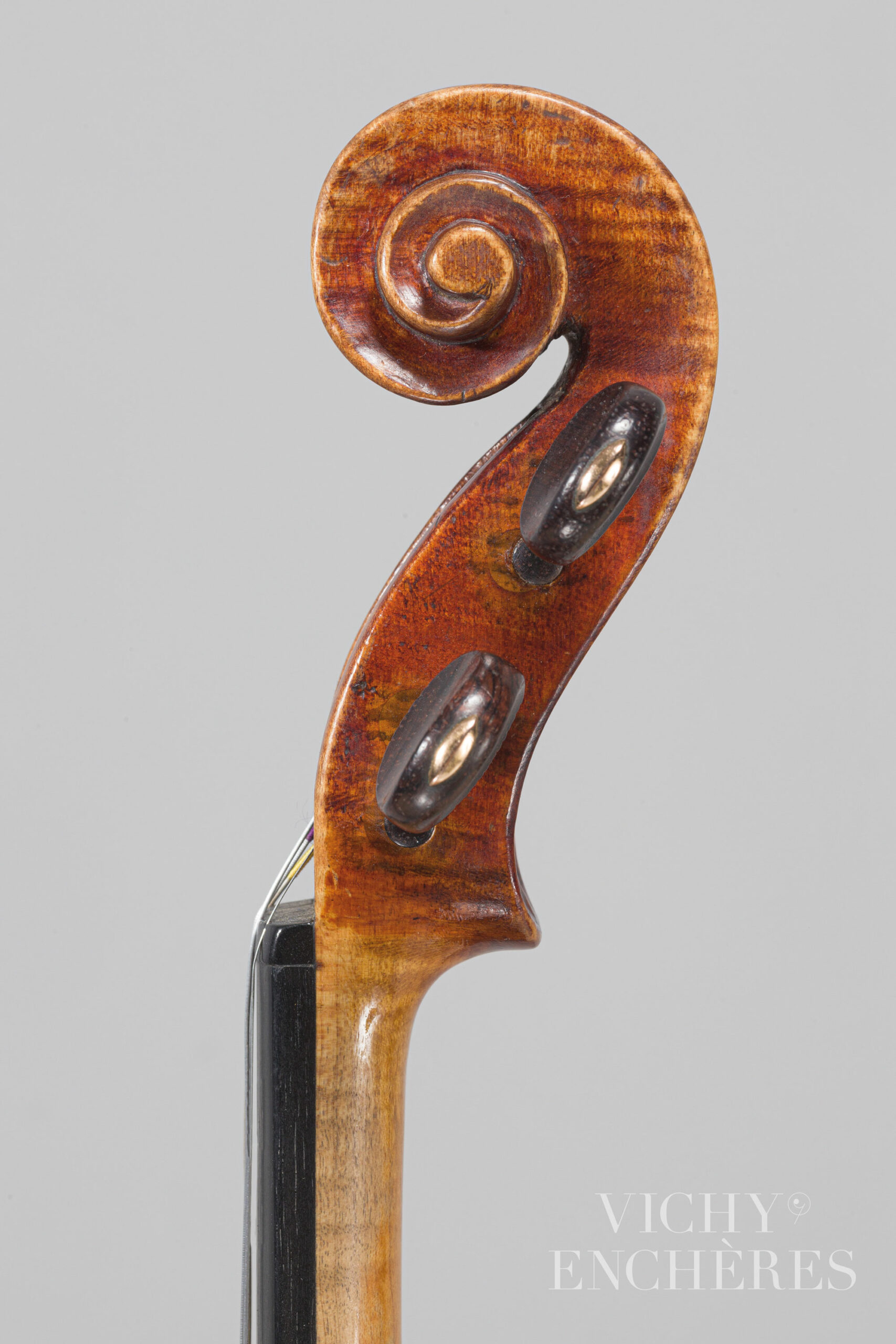 Violon de Stefano SCARAMPELLA Instrument mis en vente par Vichy Enchères le 1er décembre 2022 © Christophe Darbelet
