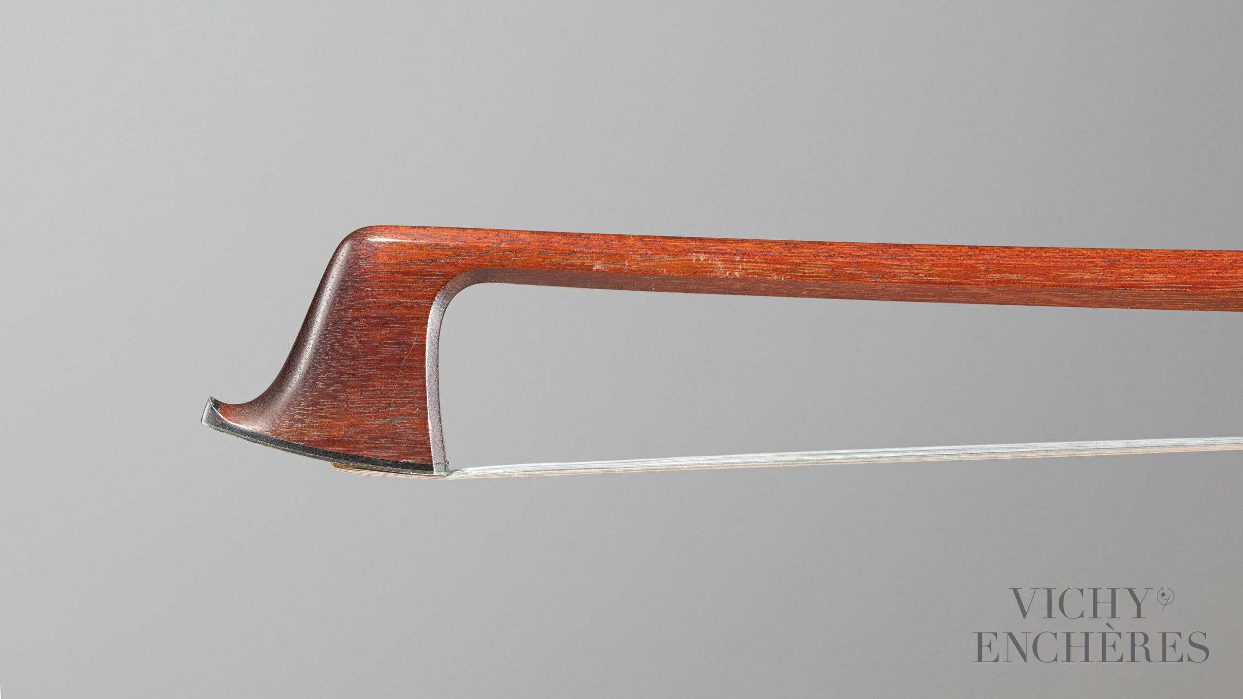 Archet de violon de Sydney YEOMAN Instrument mis en vente par Vichy Enchères le 1er décembre 2022 © Christophe Darbelet