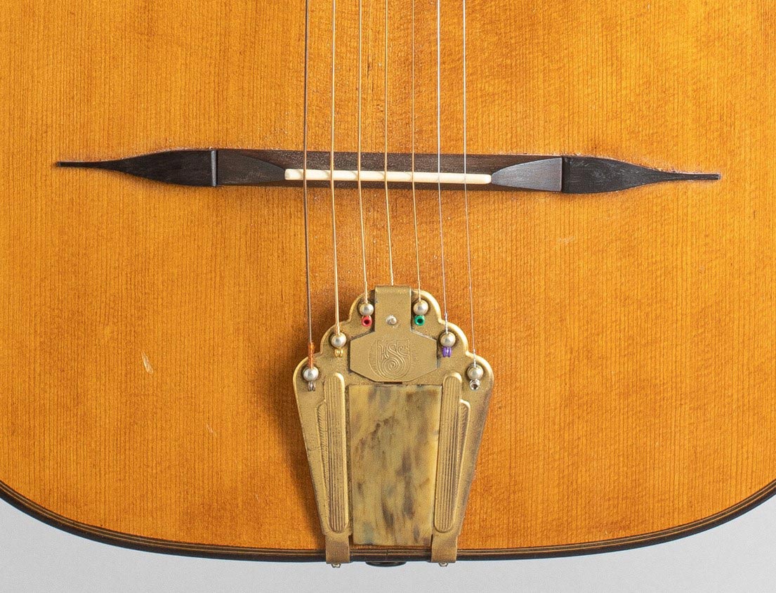 Guitare à sept cordes de marque SELMER, modèle Hawaienne, n° 140 à résonnateur faite en 1936, Vichy Enchère, 5 novembre 2022