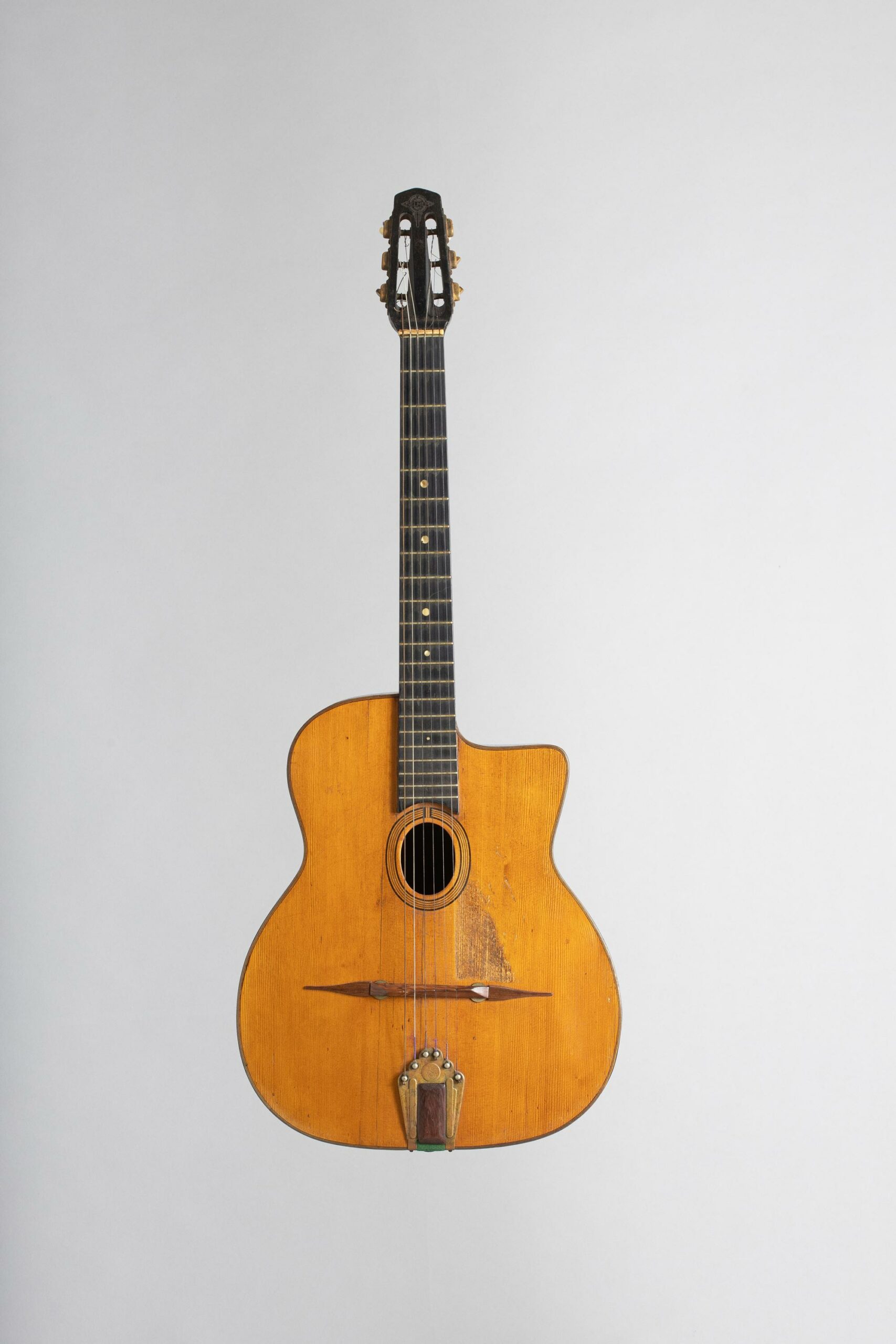 Guitare jazz de marque SELMER de 1948, Vichy Enchères, 5 novembre 2022
