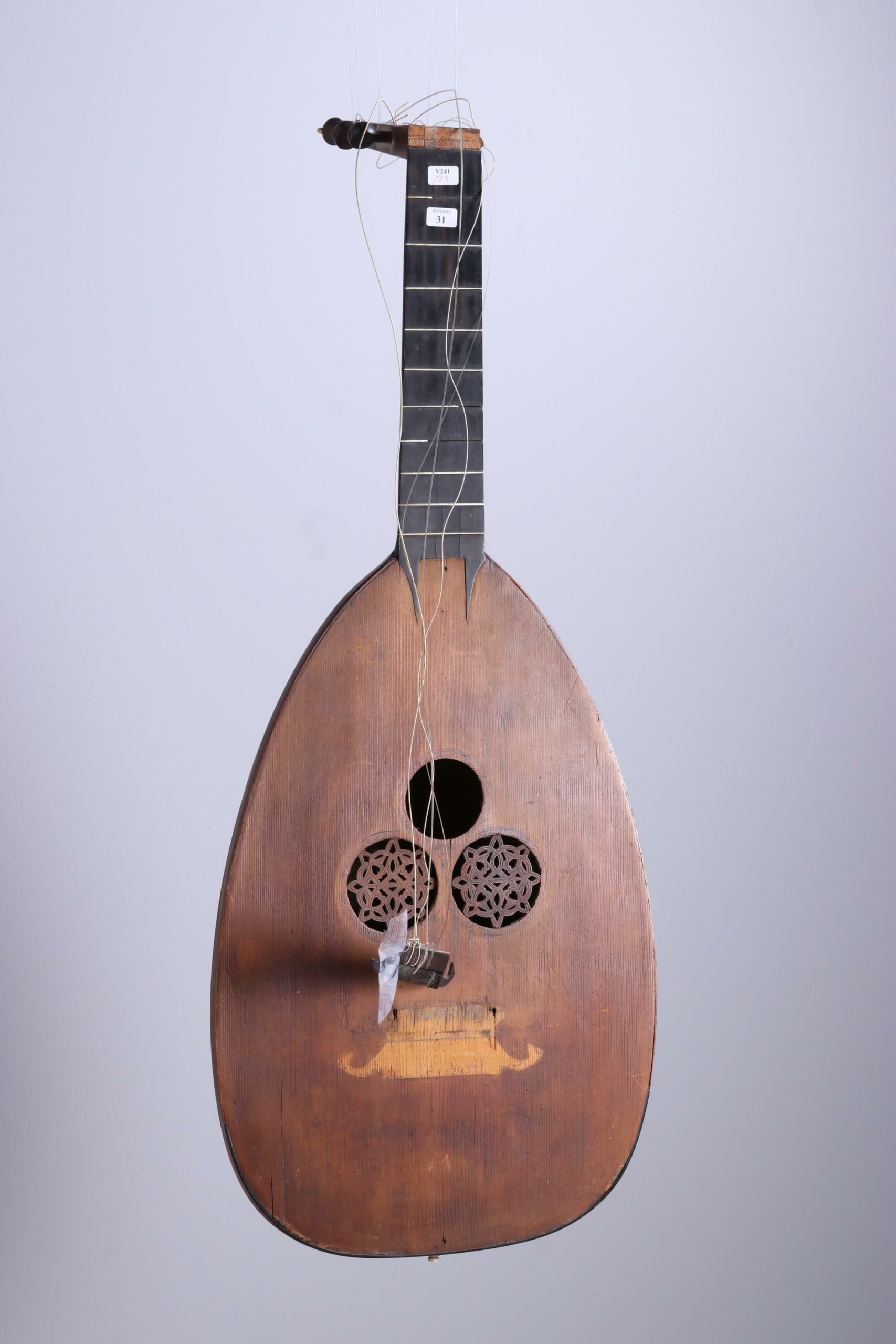 Guitare-luth réparée par Lalliet en 1906, Vichy Enchères, 5 novembre 2022