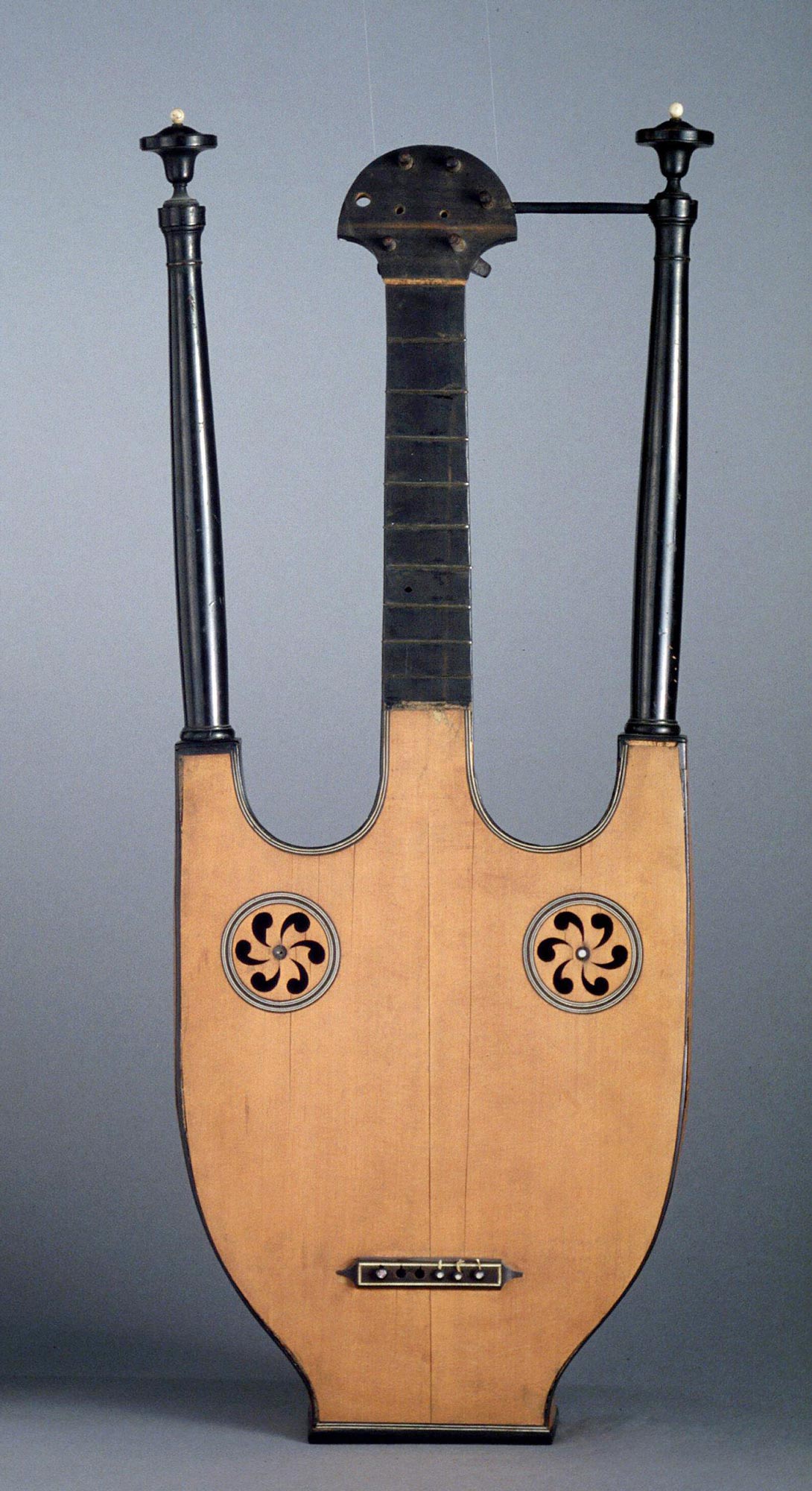 Guitare-lyre, anonyme français, vers 1810, Musée de la Musique, c Jean-Marc Anglès