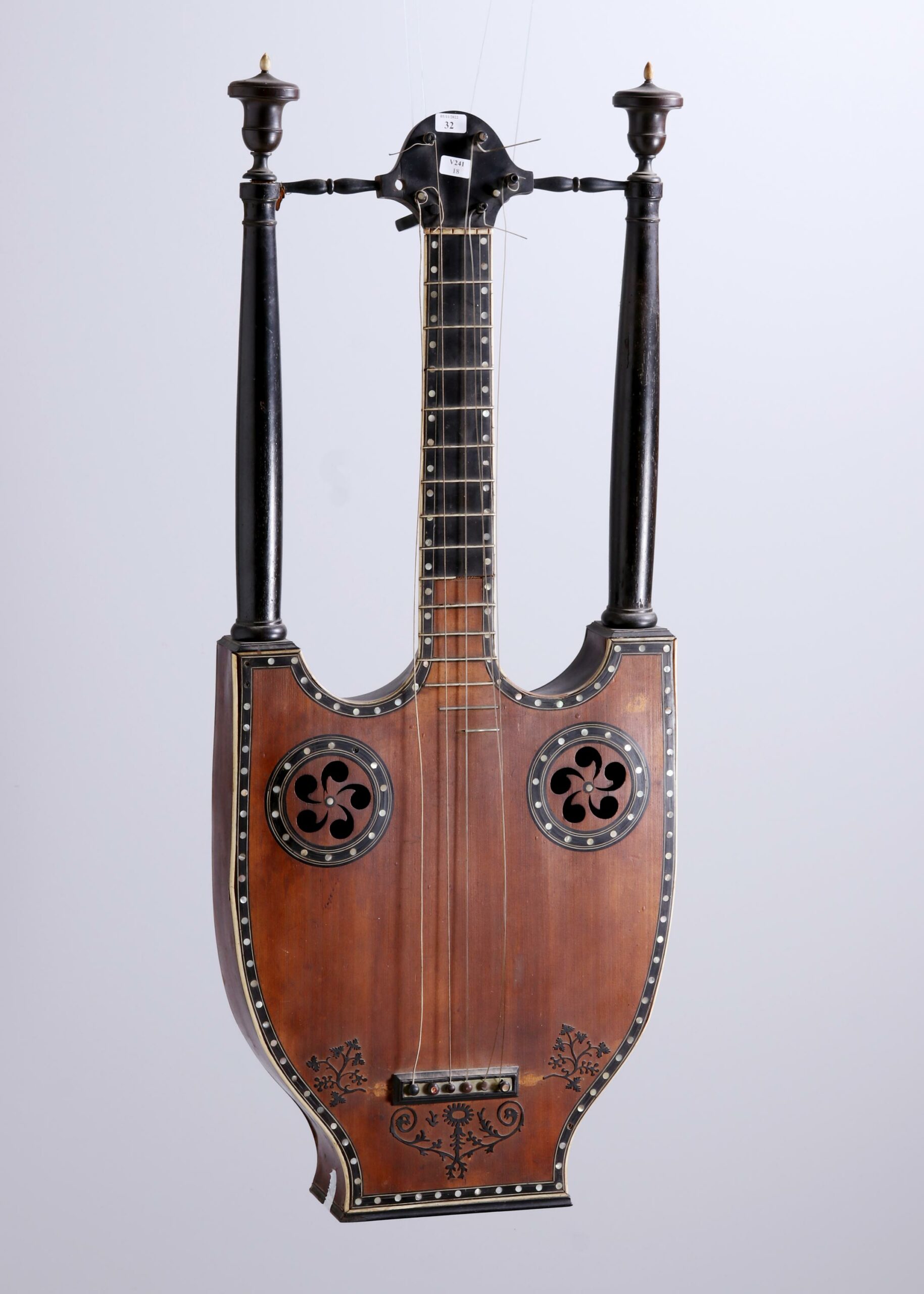 Guitare-lyre à colonnettes, Mirecourt vers 1810, Vichy Enchères, 5 novembre 2022