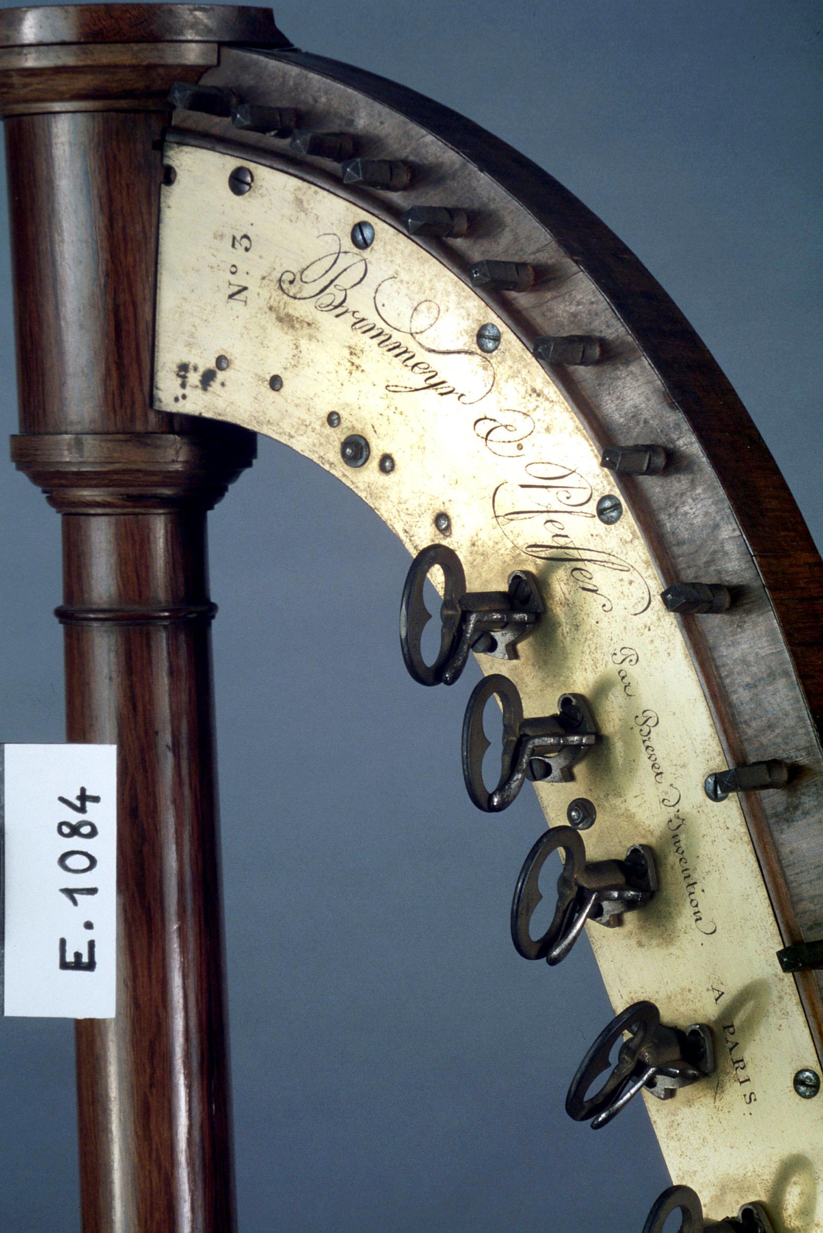 Brimmeyr et Pfeiffer, Harpe ditale, XIXème, Musée de la Musique, inscription, c Jean-Marc Anglès