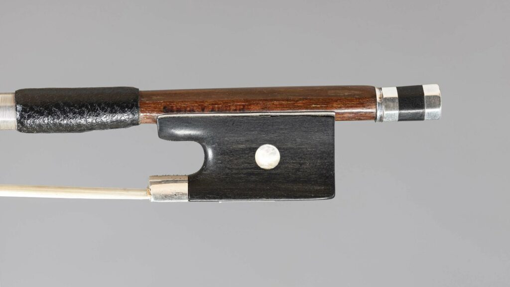 Archet de violon de Joseph HENRY Instrument mis en vente par Vichy Enchères le 3 décembre 2020 © C. Darbelet