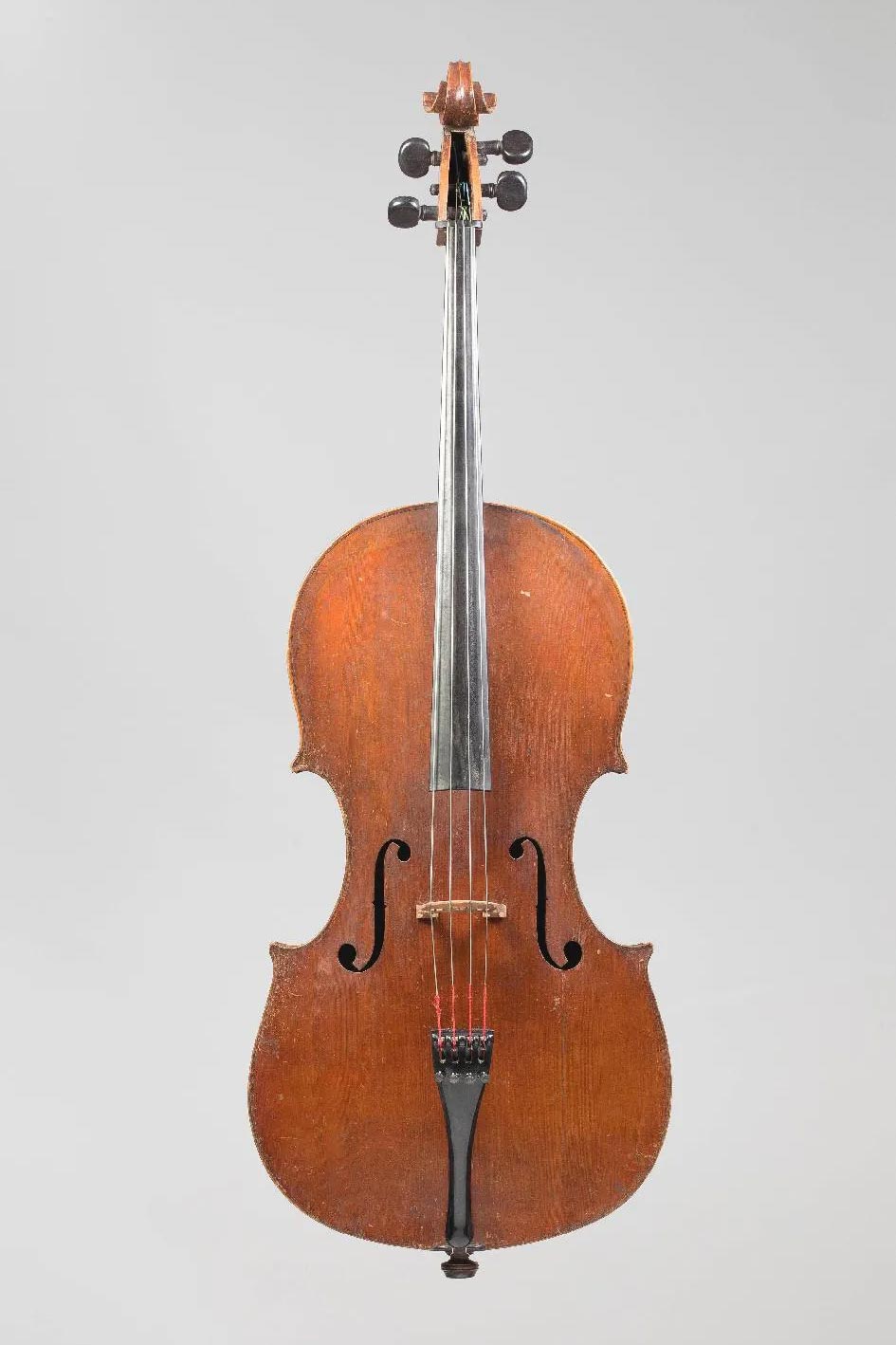 Violoncelle de Jean-Baptiste GUADAGNINI Instrument mis en vente par Vichy Enchères le 7 juin 2018 © C. Darbelet