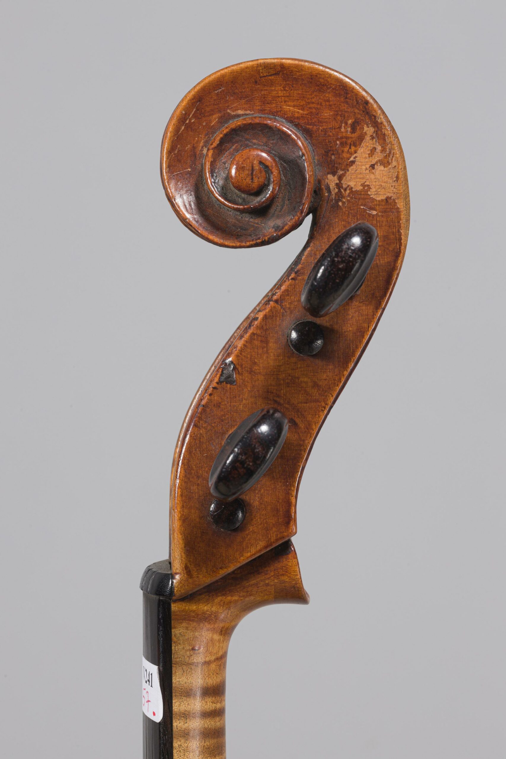 Lot 560 Alto Français fait vers 1770/1780 - Collection Calas Instrument mis en vente par Vichy Enchères le 30 novembre 2022 © C. Darbelet