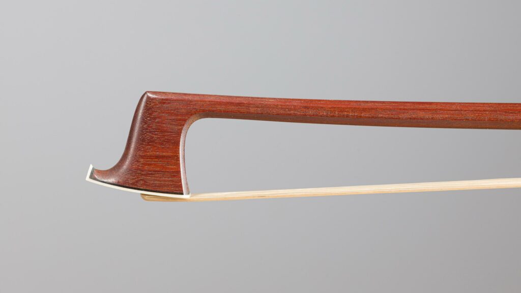 Lot 233 Archet d'alto de Bernard OUCHARD - Collection Calas Instrument mis en vente par Vichy Enchères le 1er décembre 2022 © C. Darbelet
