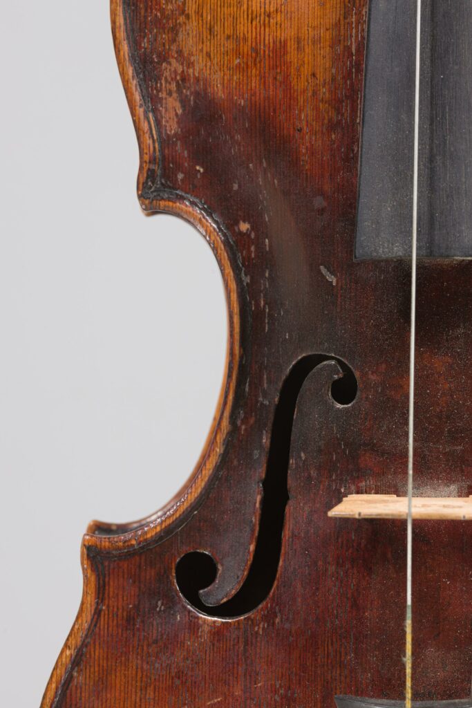 Lot 267 Violon Allemand XVIIIème - Collection Calas Instrument mis en vente par Vichy Enchères le 1er décembre 2022 © C. Darbelet