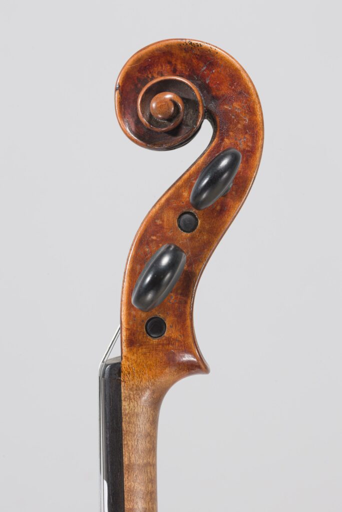 Lot 267 Violon Allemand XVIIIème - Collection Calas Instrument mis en vente par Vichy Enchères le 1er décembre 2022 © C. Darbelet