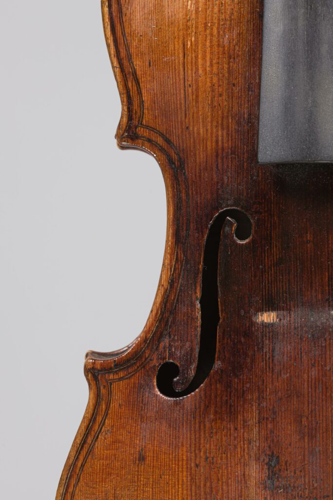 Lot 272 Violon XVIIIème inspiré de l'école de Brescia - Collection Calas Instrument mis en vente par Vichy Enchères le 1er décembre 2022 © C. Darbelet