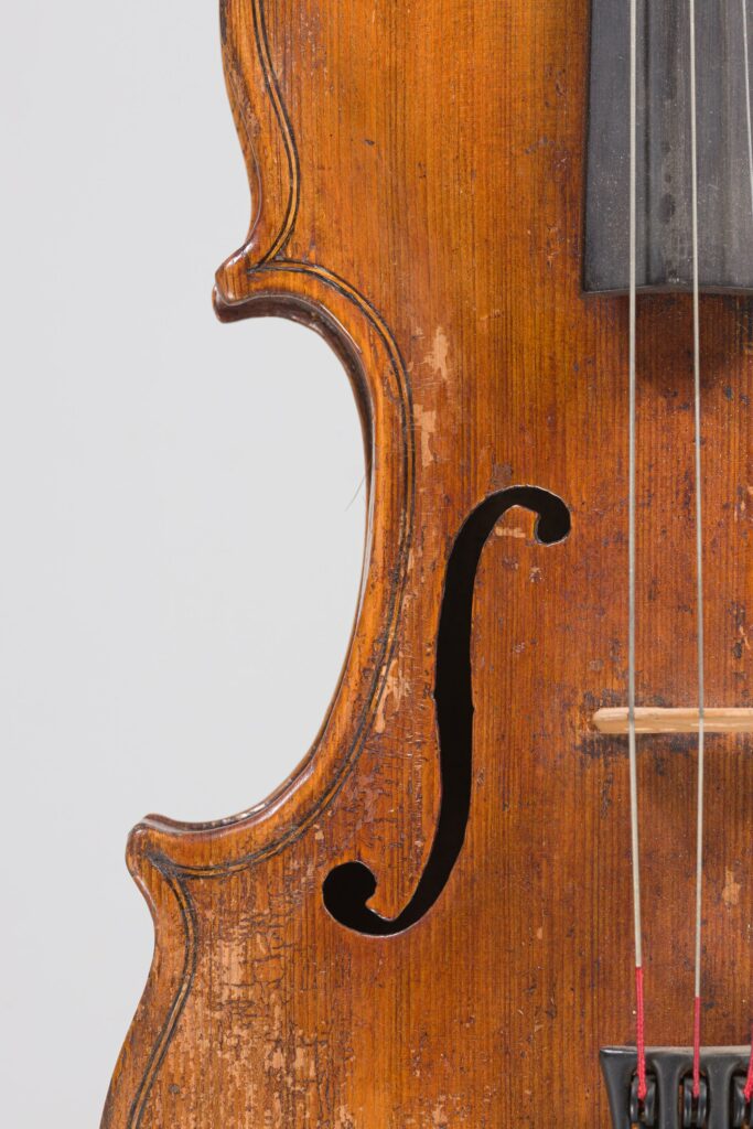 Lot 362 Alto XIXème fait en copie Milan - Collection Calas Instrument mis en vente par Vichy Enchères le 1er décembre 2022 © C. Darbelet