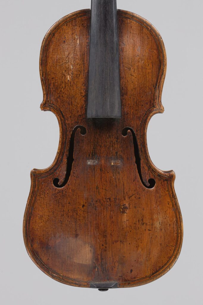 Lot 368 Violon XVIIIème inspiré de l'école de Brescia - Collection Calas Instrument mis en vente par Vichy Enchères le 1er décembre 2022 © C. Darbelet