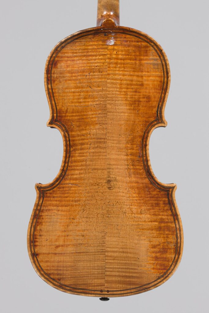 Lot 368 Violon XVIIIème inspiré de l'école de Brescia - Collection Calas Instrument mis en vente par Vichy Enchères le 1er décembre 2022 © C. Darbelet